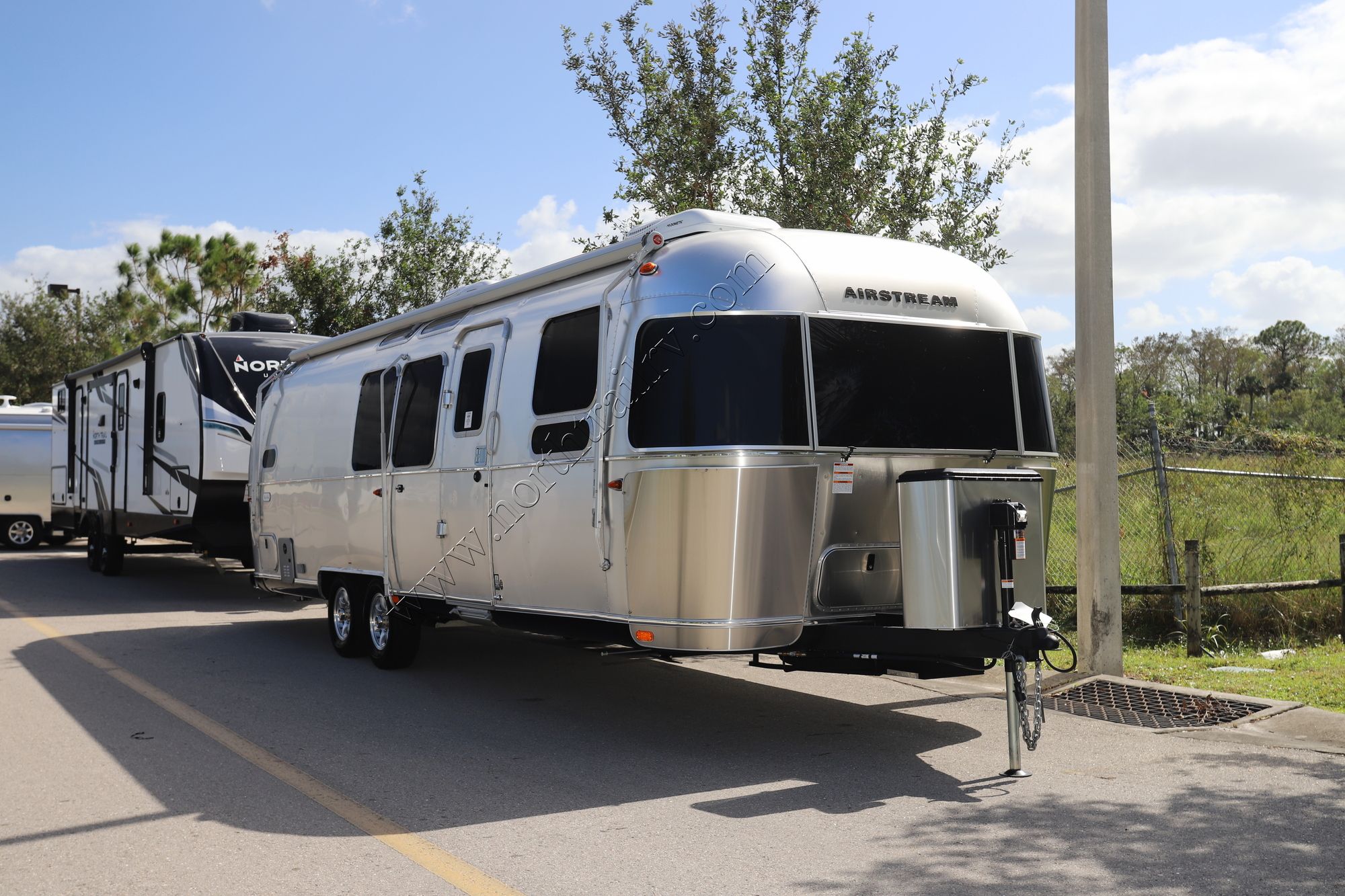 New 2023 Airstream Flying Cloud 30FB Travel Trailer  For Sale