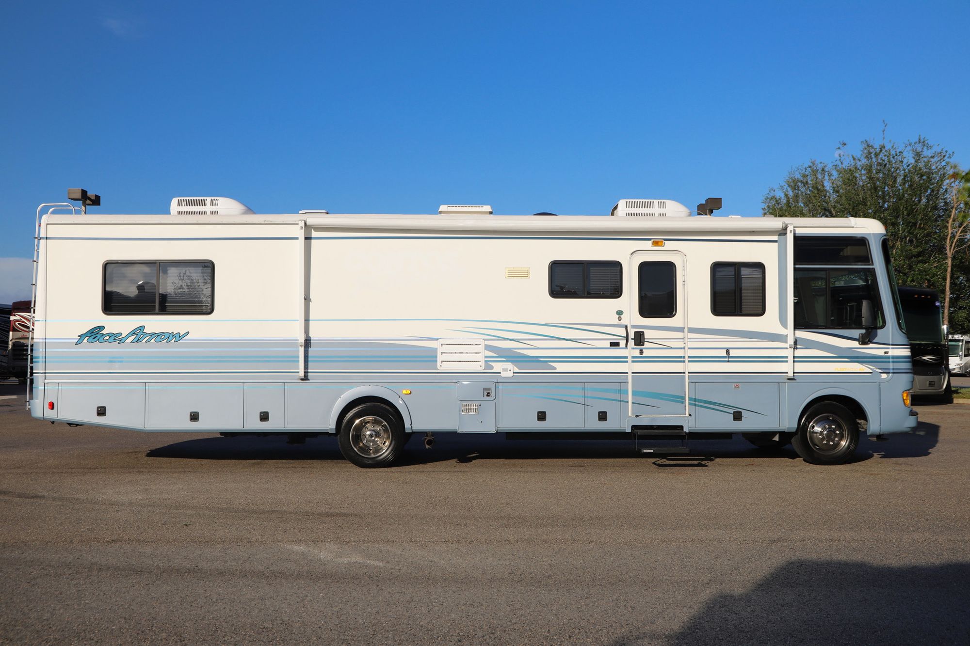 Used 2000 Fleetwood Pace Arrow 37S Class A  For Sale