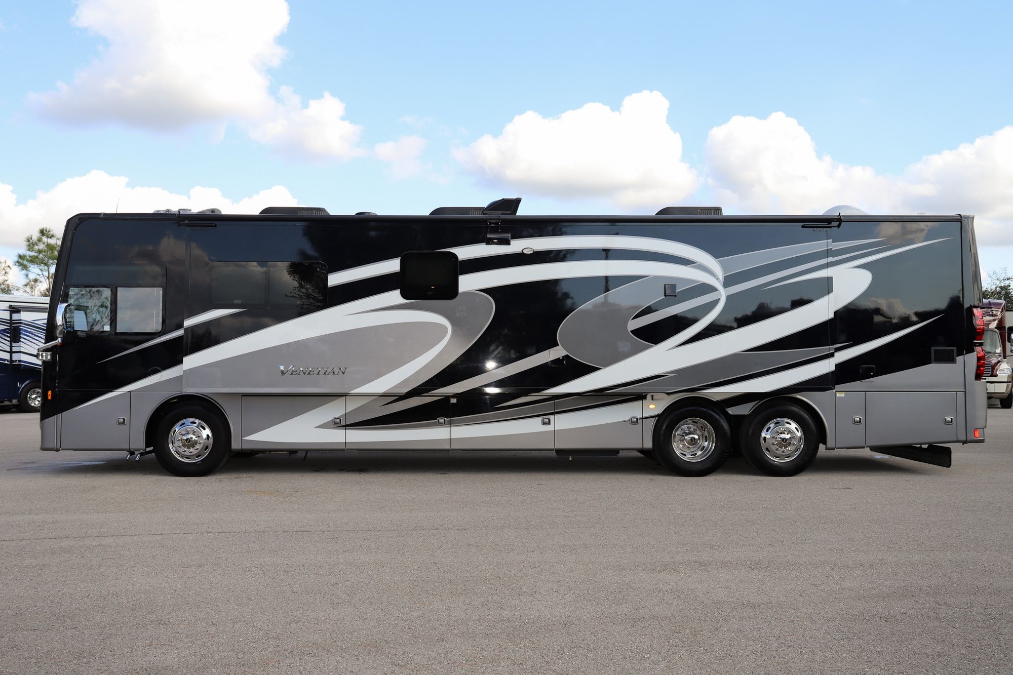 Used 2021 Thor Venetian 42F Class A  For Sale