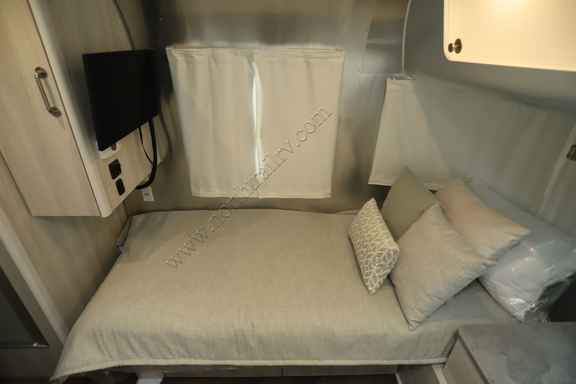 New 2023 Airstream International 27FB Travel Trailer  For Sale