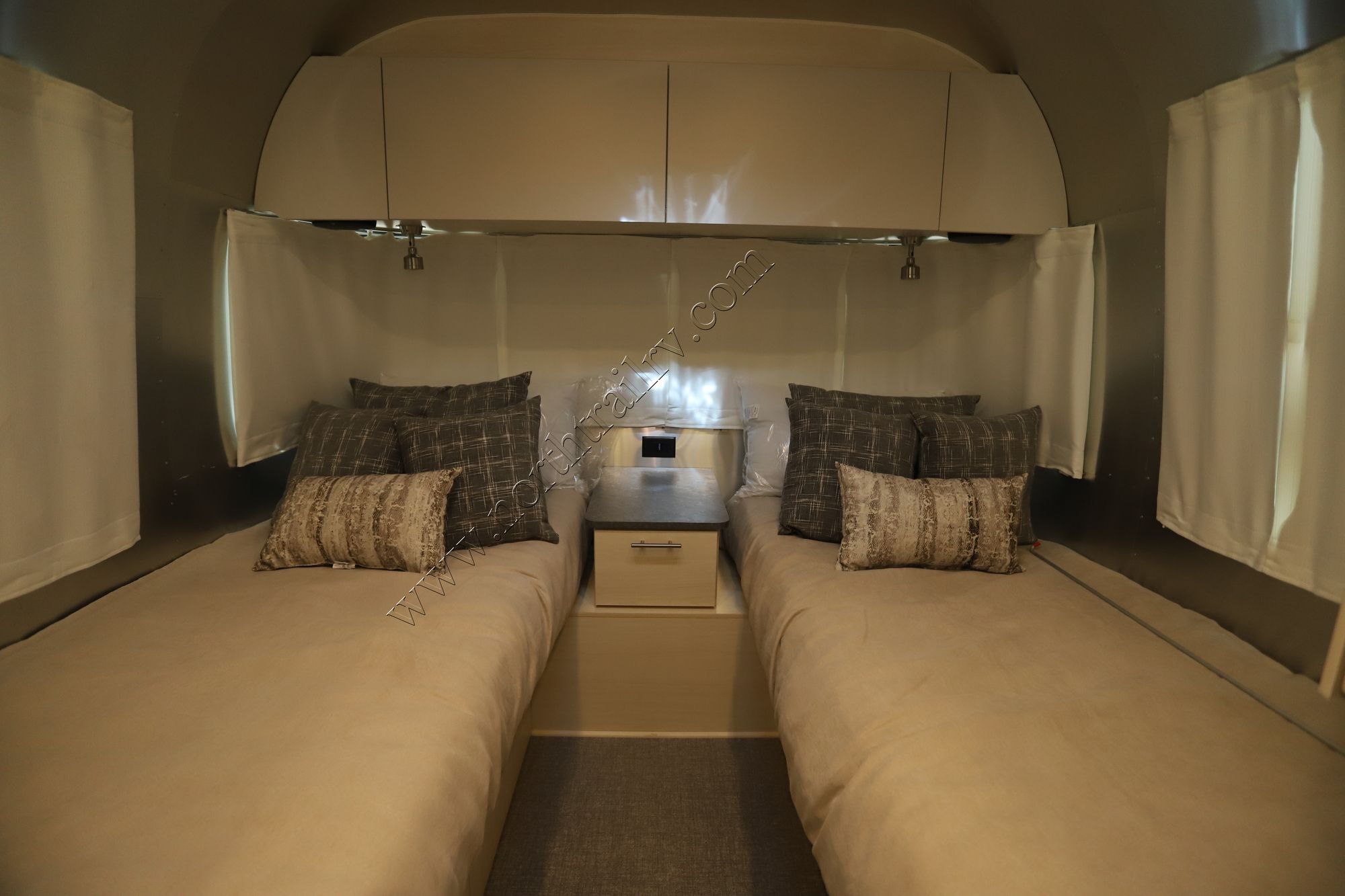 New 2023 Airstream Flying Cloud 23FB Travel Trailer  For Sale