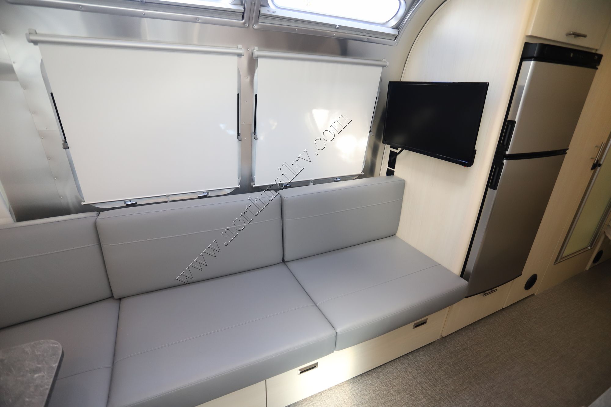 New 2023 Airstream Flying Cloud 25FB Travel Trailer  For Sale