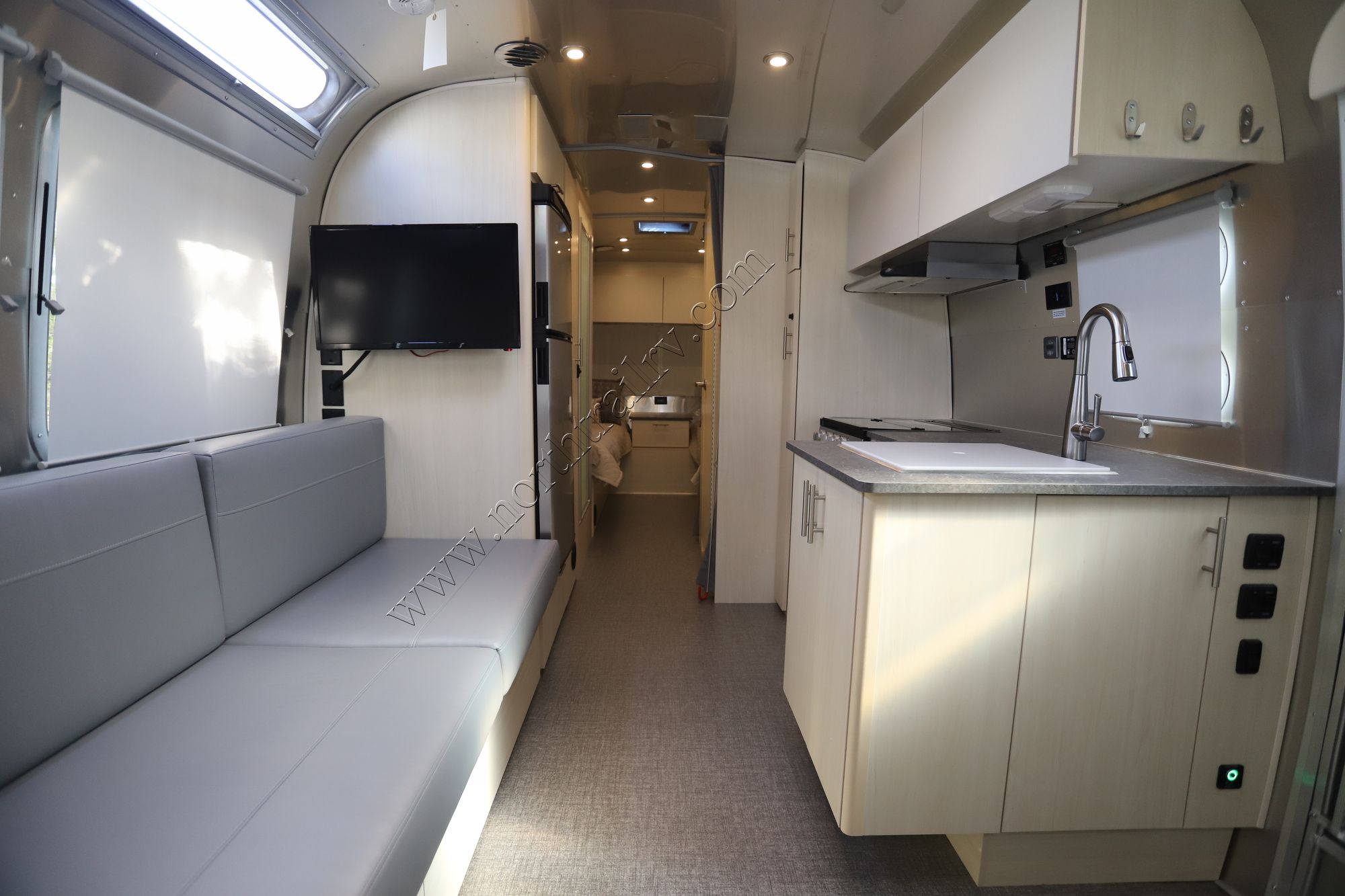 New 2023 Airstream Flying Cloud 25FB Travel Trailer  For Sale