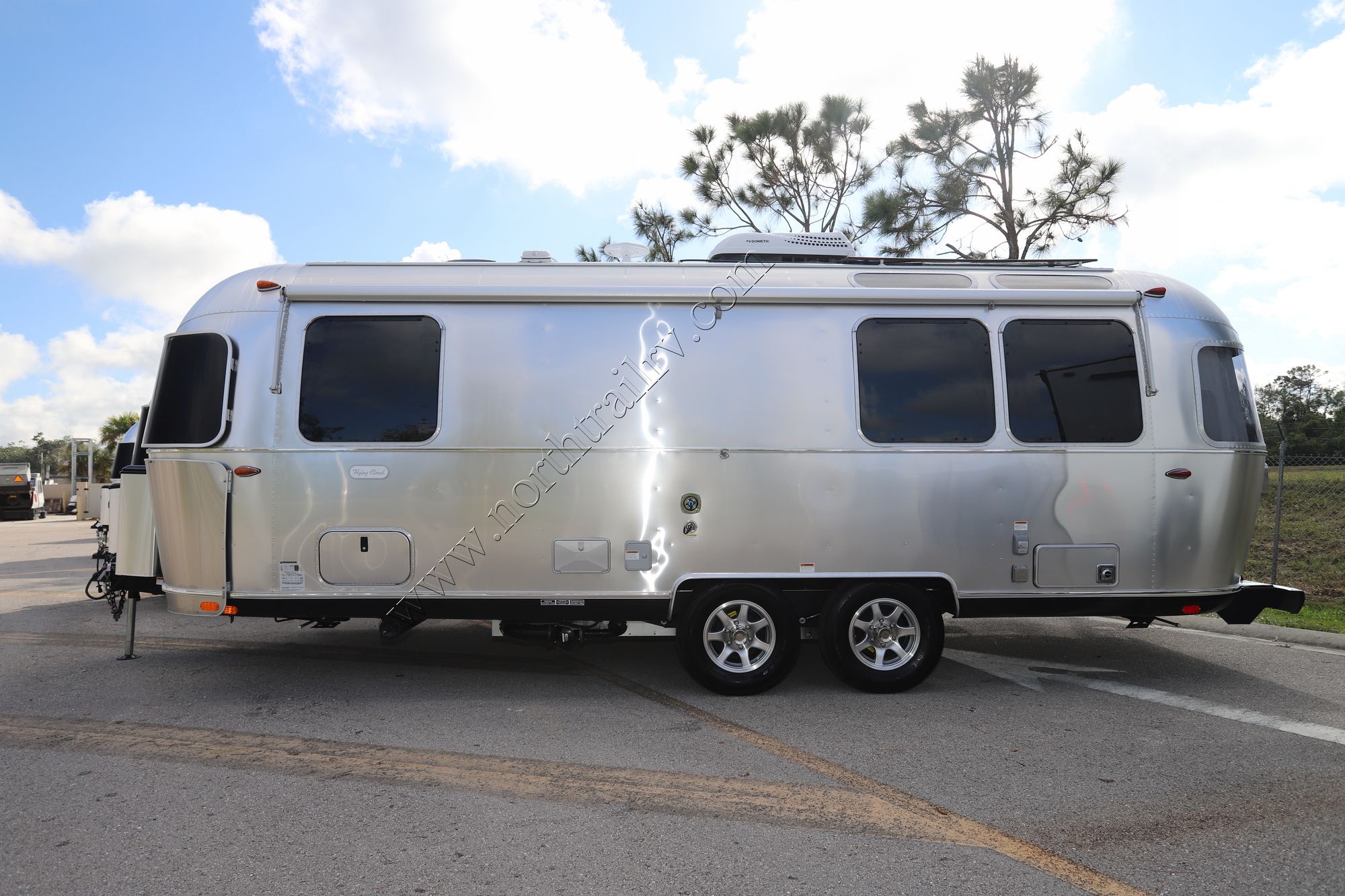 New 2023 Airstream Flying Cloud 25FB Travel Trailer  For Sale