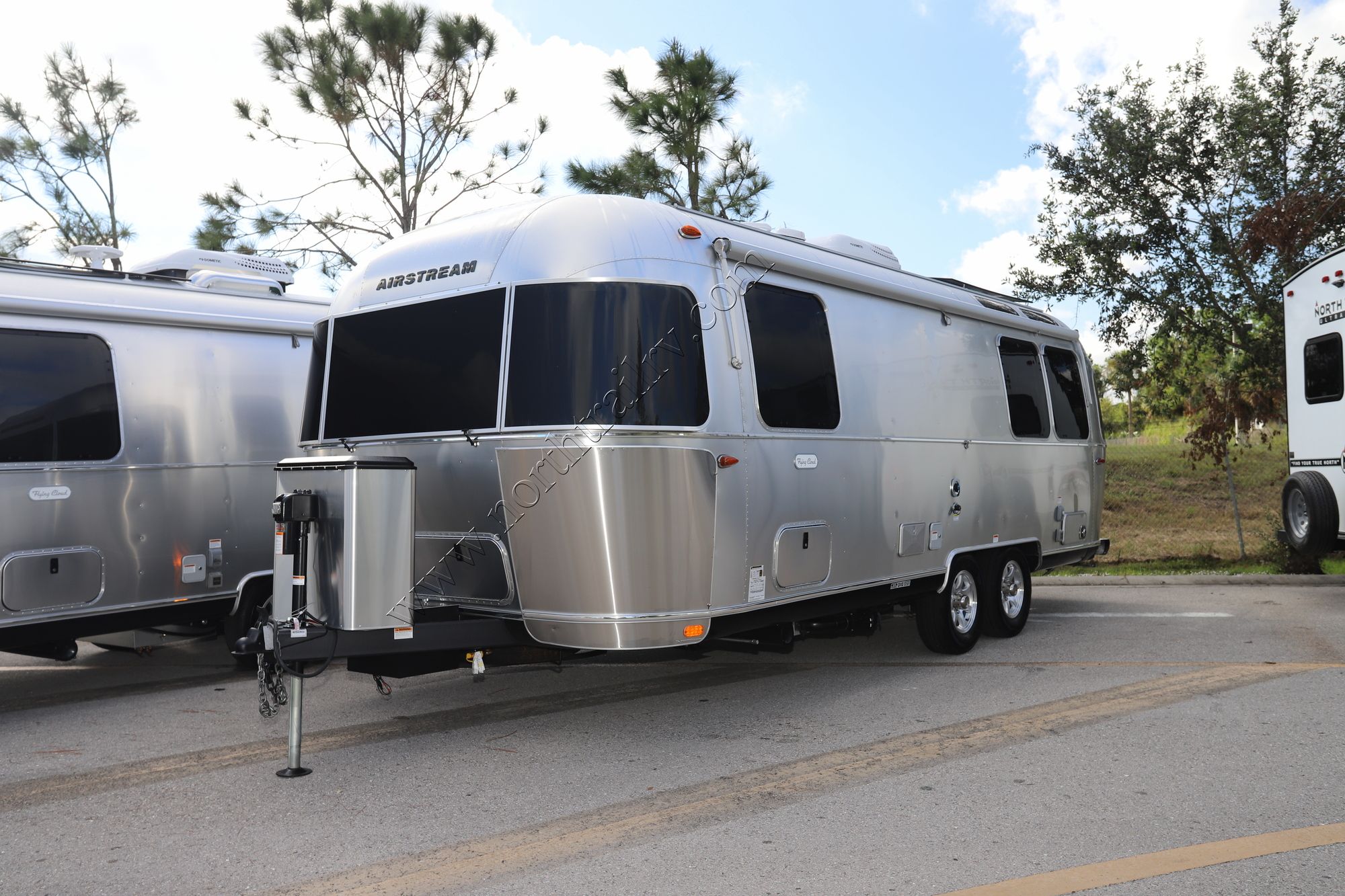 New 2023 Airstream Flying Cloud 25FB Travel Trailer  For Sale