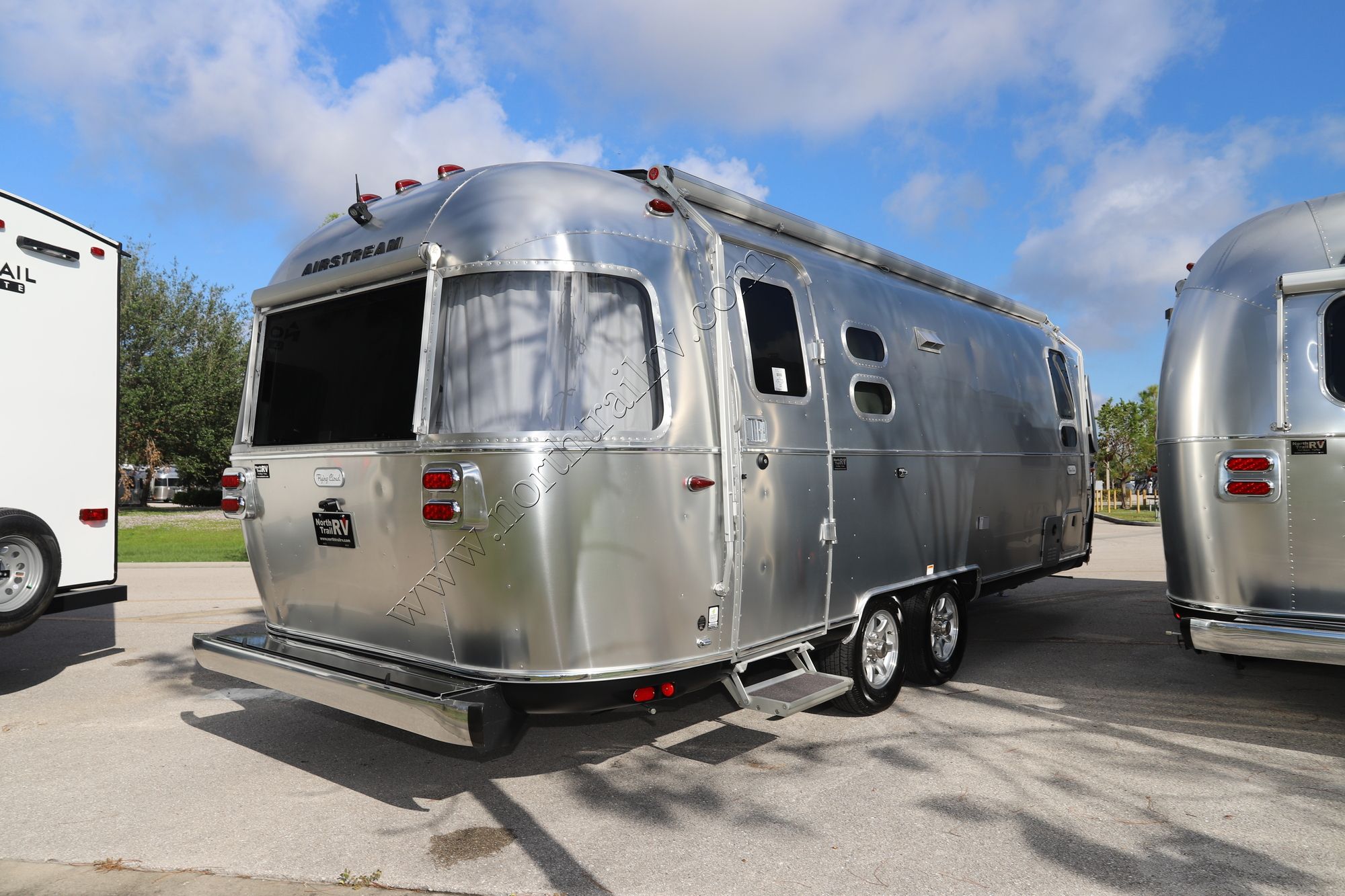 New 2023 Airstream Flying Cloud 25FB Travel Trailer  For Sale