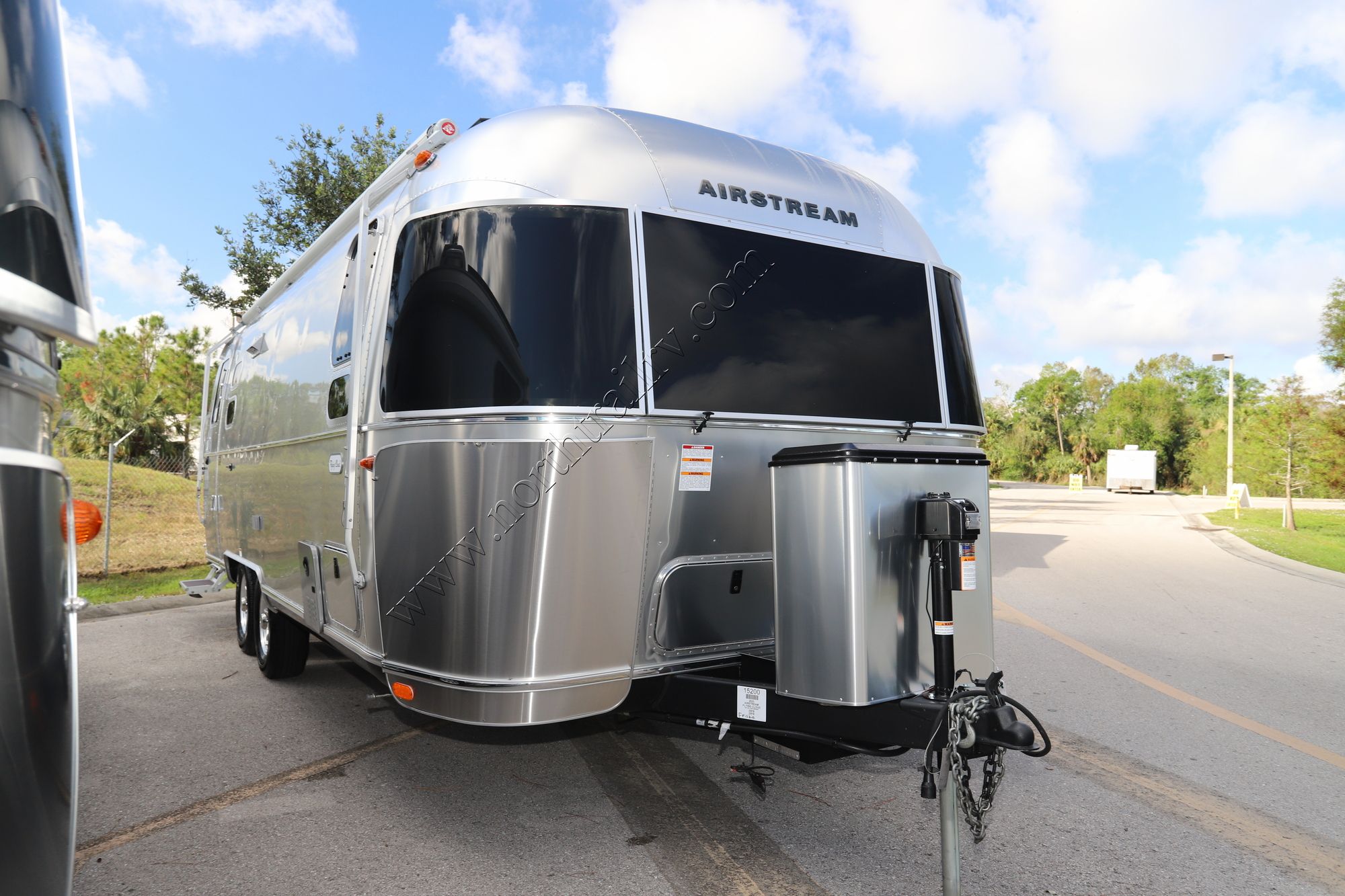 New 2023 Airstream Flying Cloud 25FB Travel Trailer  For Sale