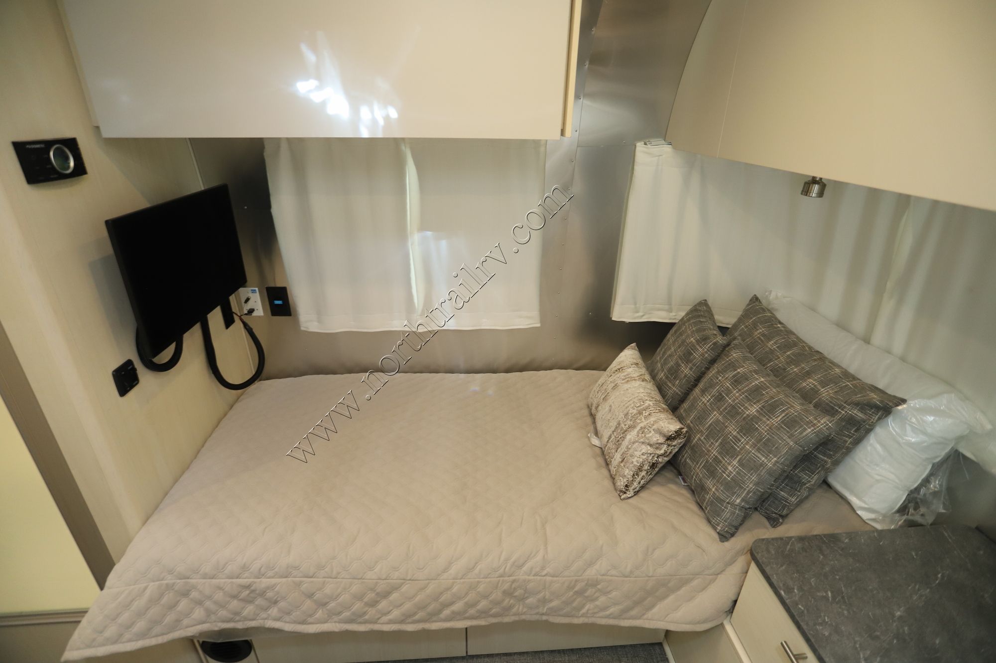 New 2023 Airstream Flying Cloud 25FB Travel Trailer  For Sale