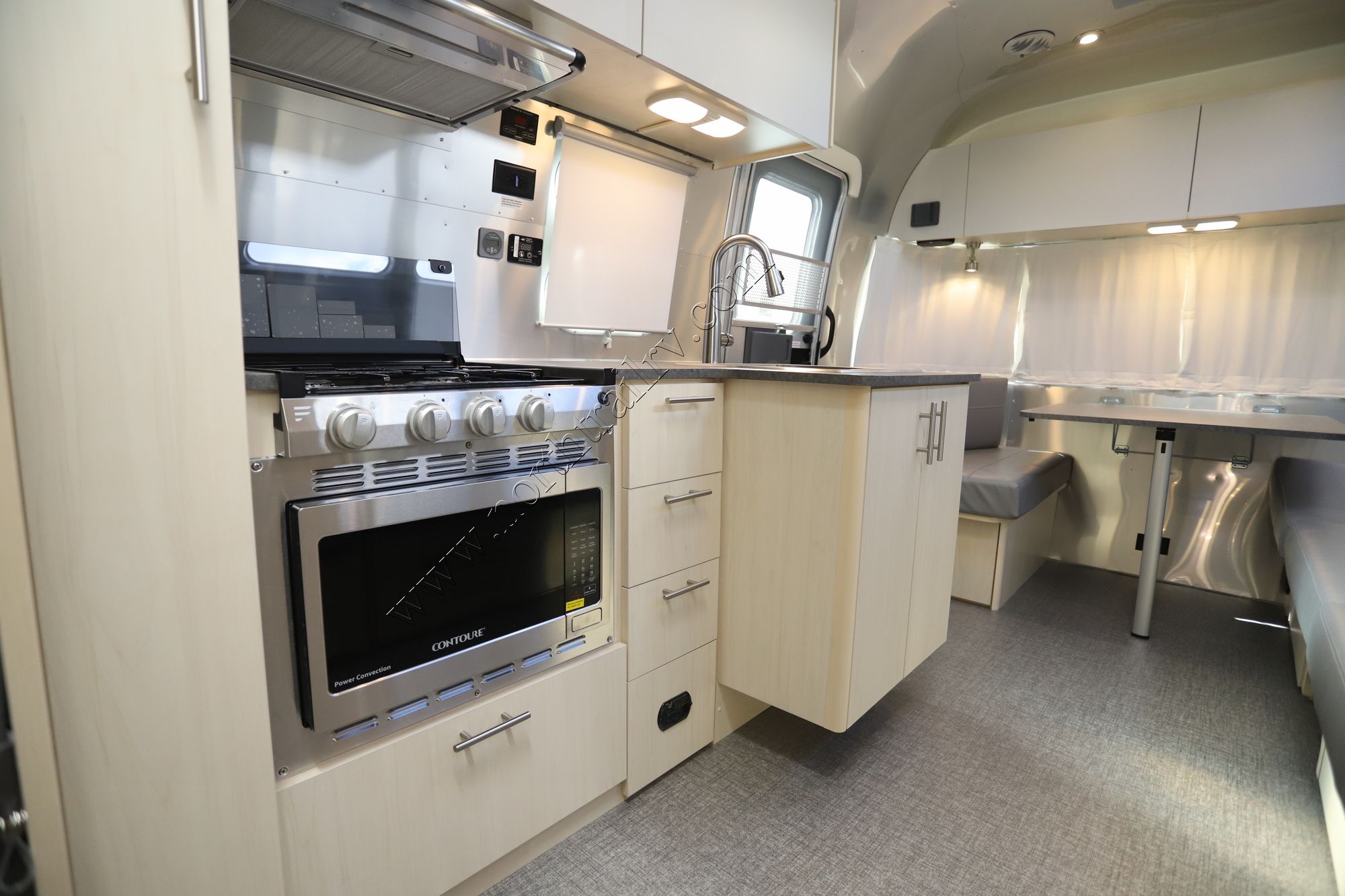 New 2023 Airstream Flying Cloud 25FB Travel Trailer  For Sale