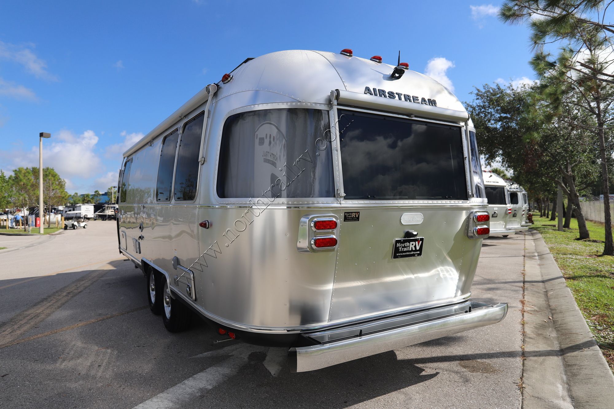 New 2023 Airstream Flying Cloud 25FB Travel Trailer  For Sale