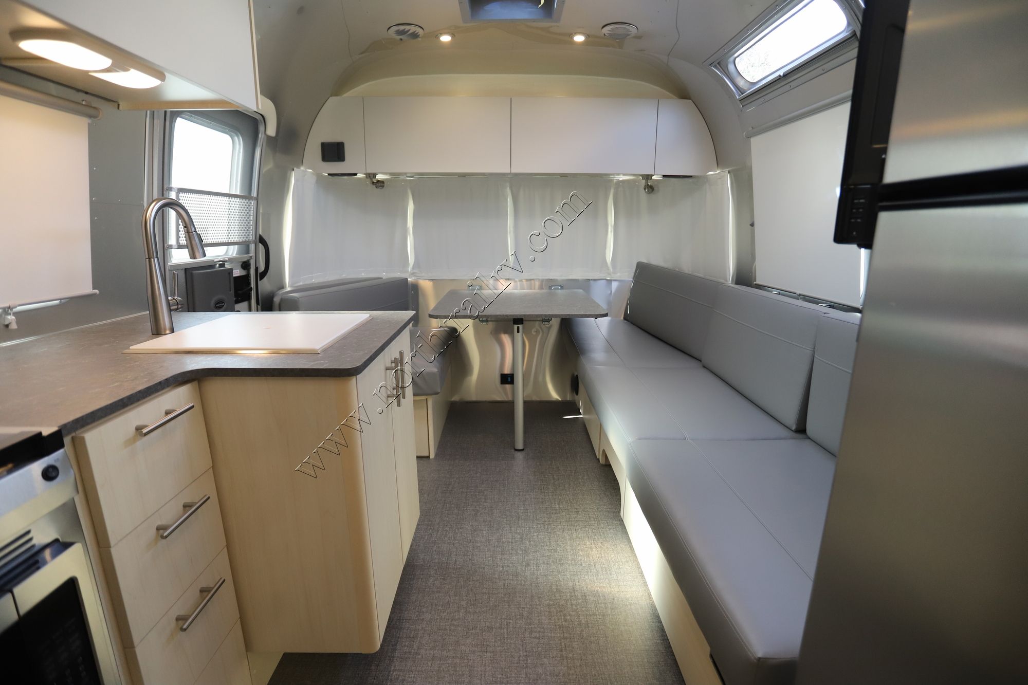 New 2023 Airstream Flying Cloud 25FB Travel Trailer  For Sale