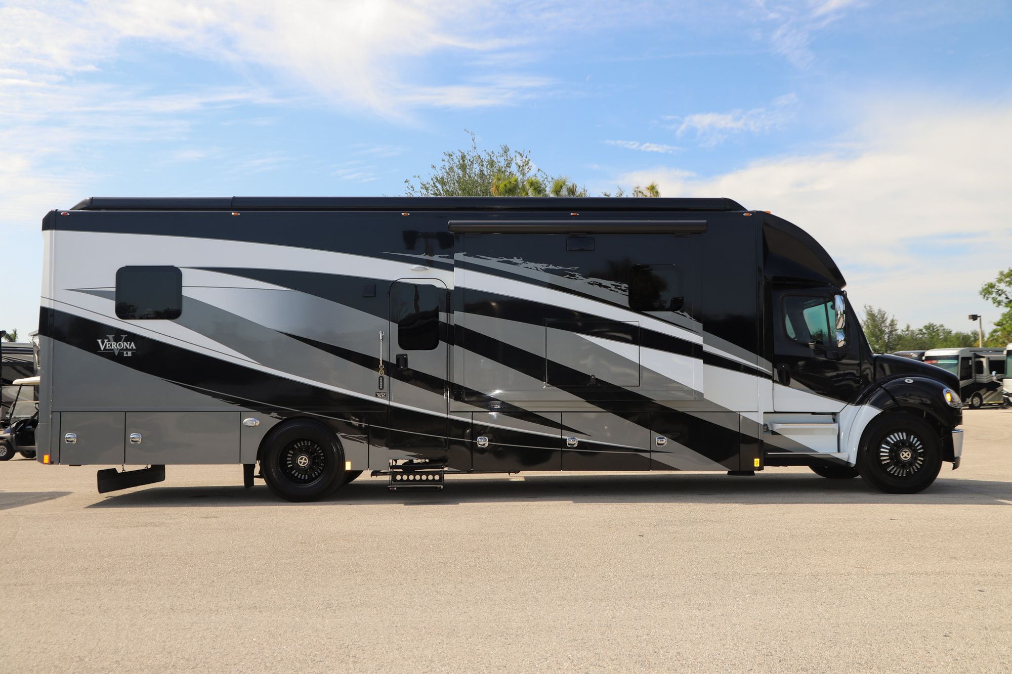 Used 2022 Renegade Rv Verona Le 38LDG Super C  For Sale