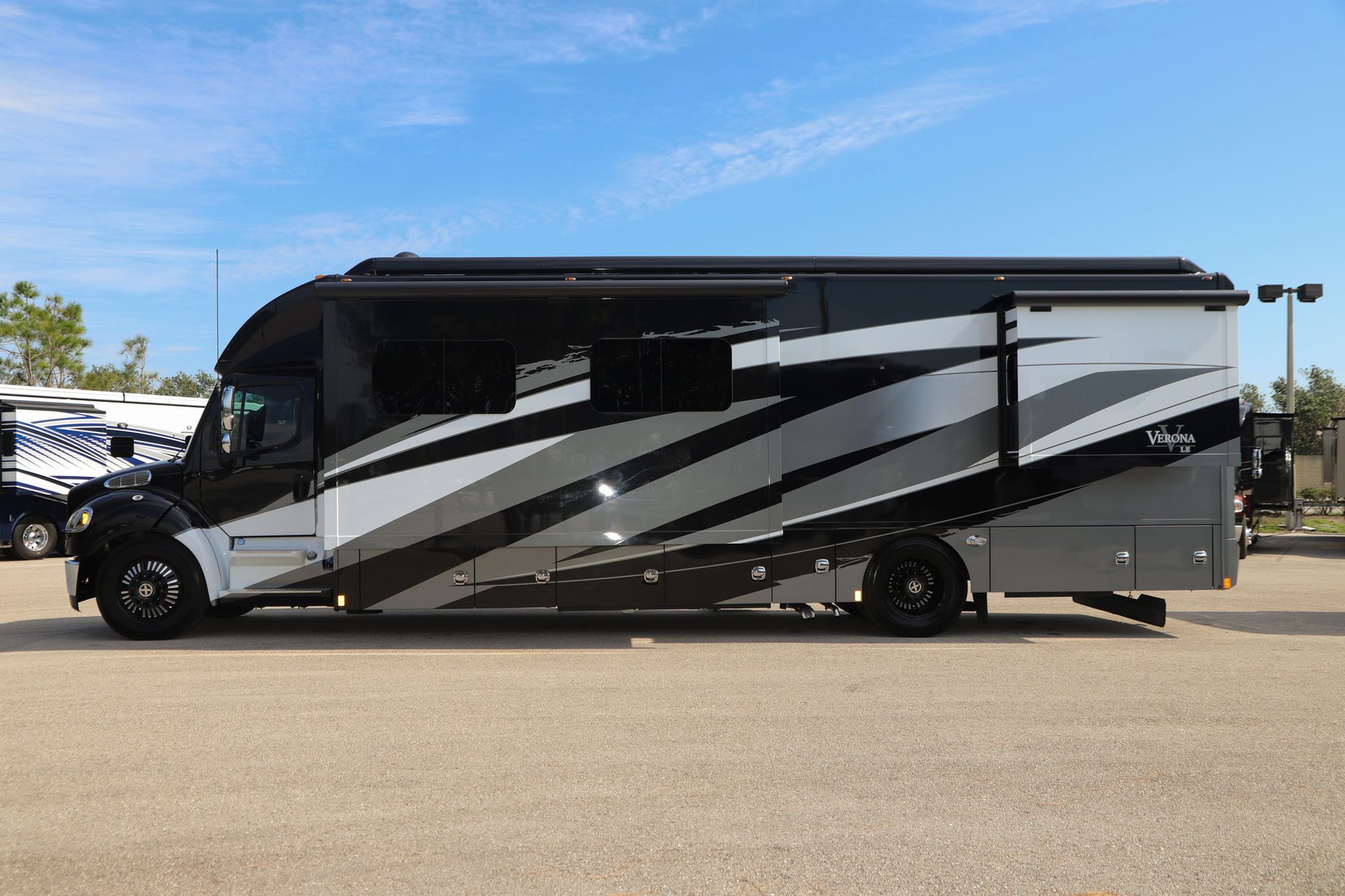 Used 2022 Renegade Rv Verona Le 38LDG Super C  For Sale