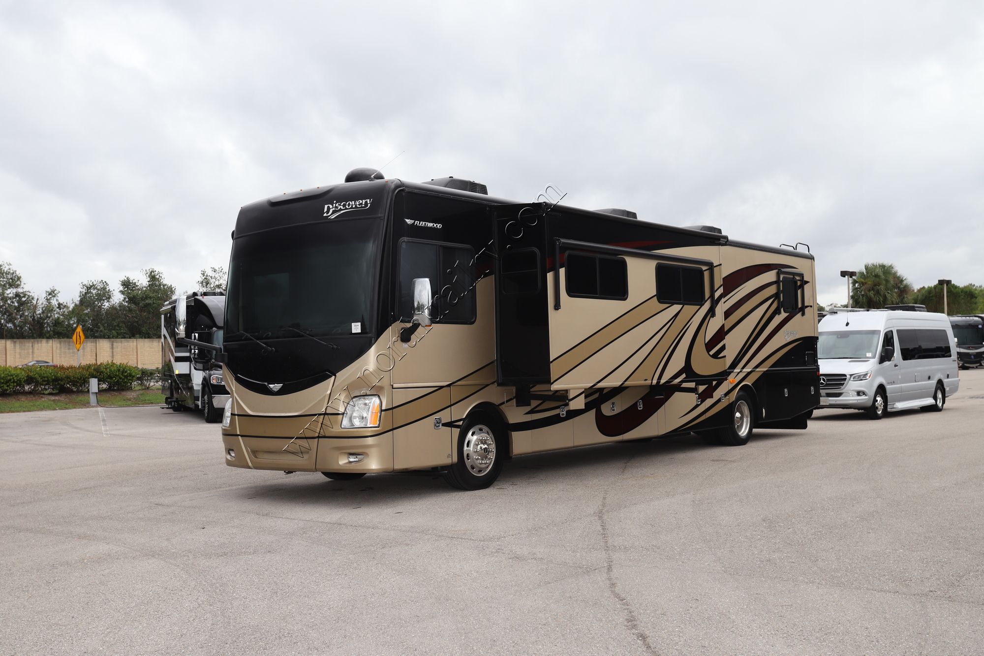 Used 2014 Fleetwood Discovery 40X Class A  For Sale