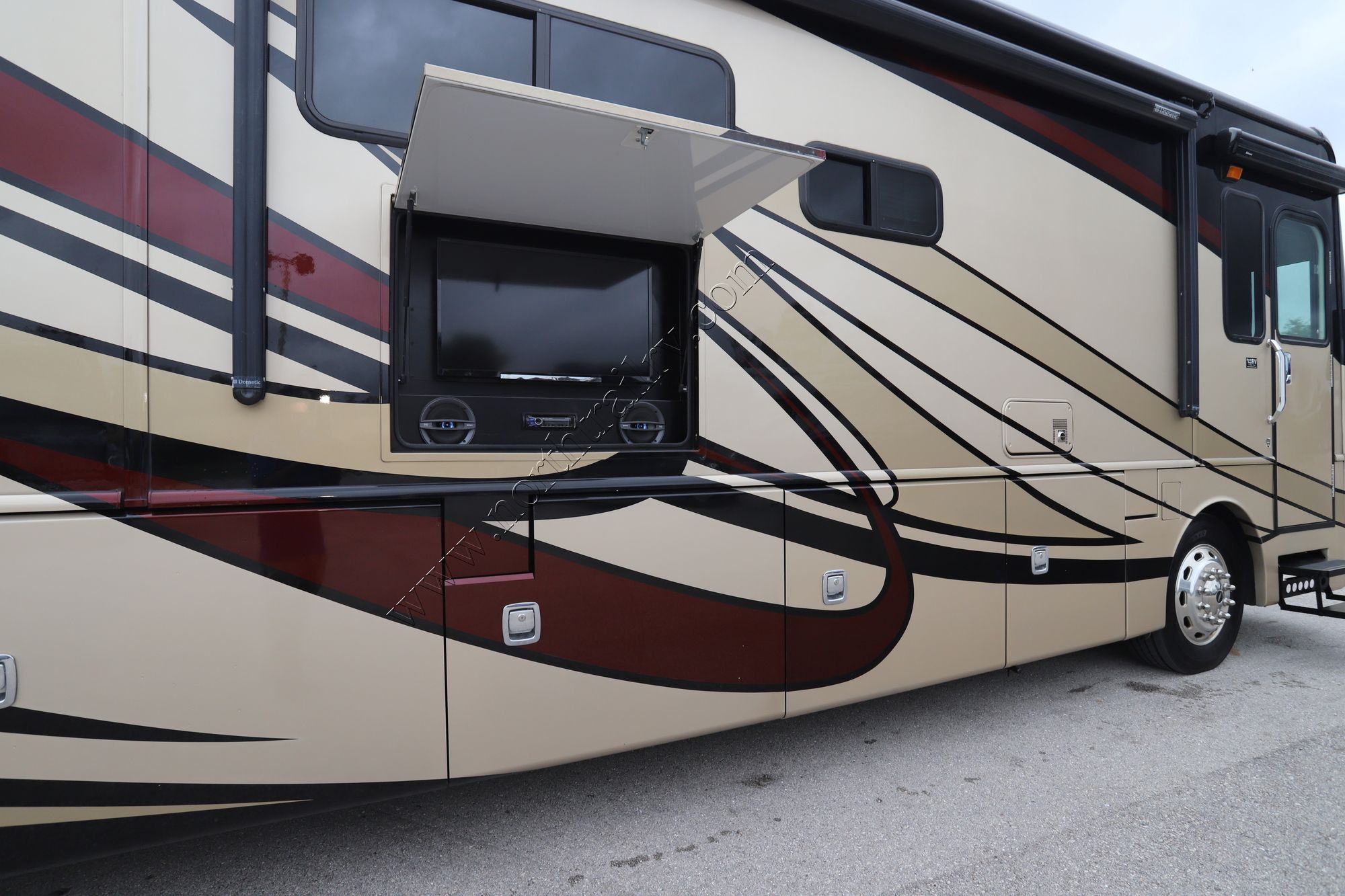 Used 2014 Fleetwood Discovery 40X Class A  For Sale