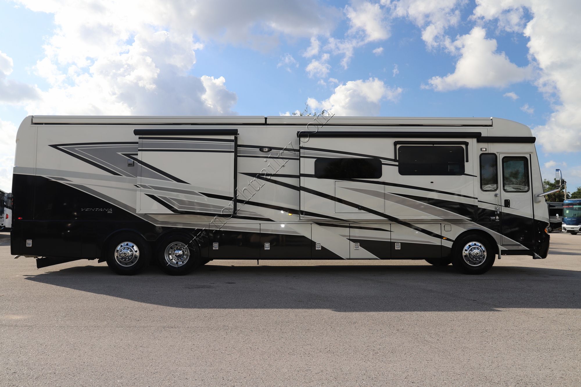 Used 2022 Newmar Ventana 4369 Class A  For Sale