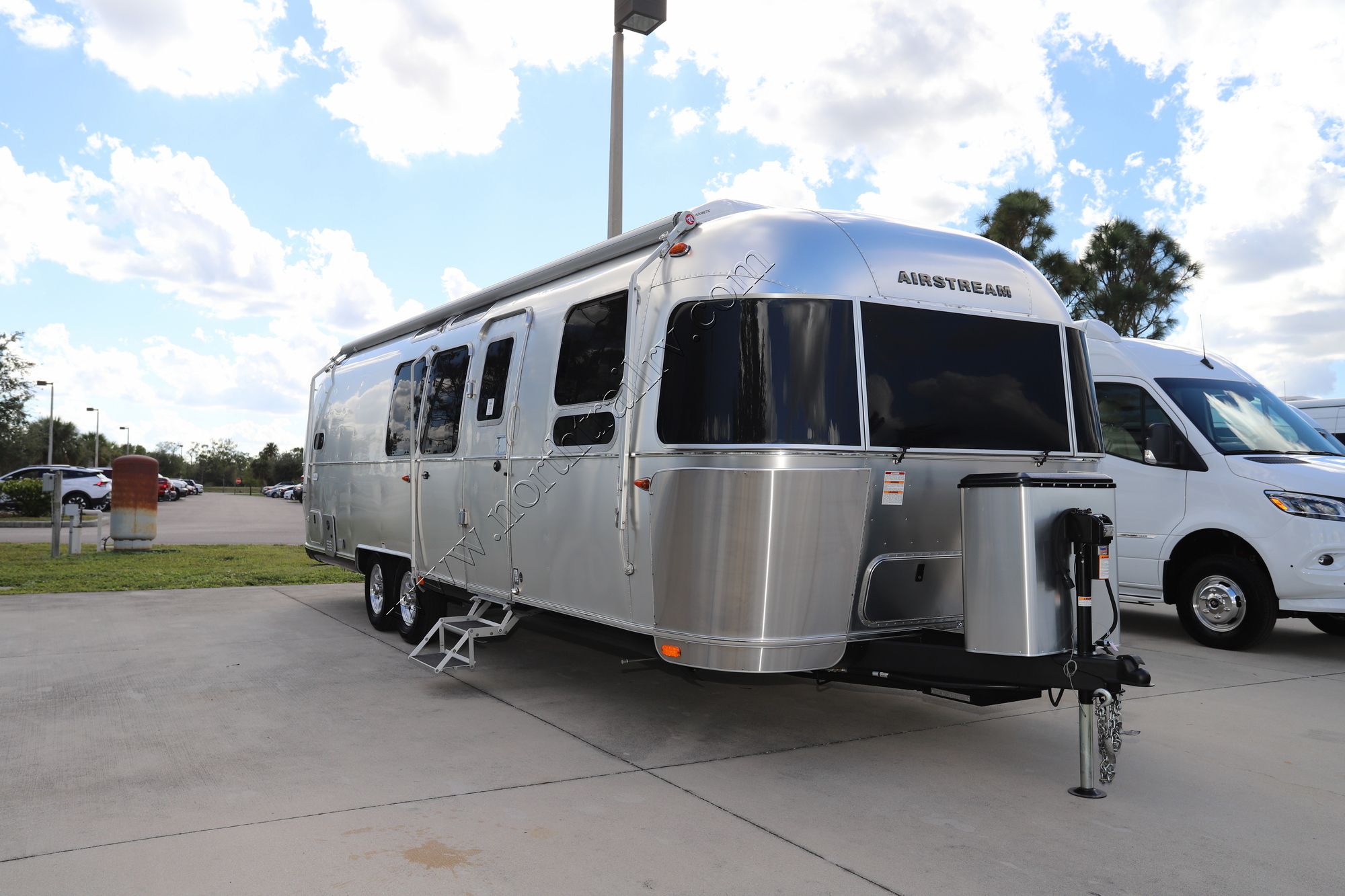 New 2023 Airstream Flying Cloud 30FB Travel Trailer  For Sale