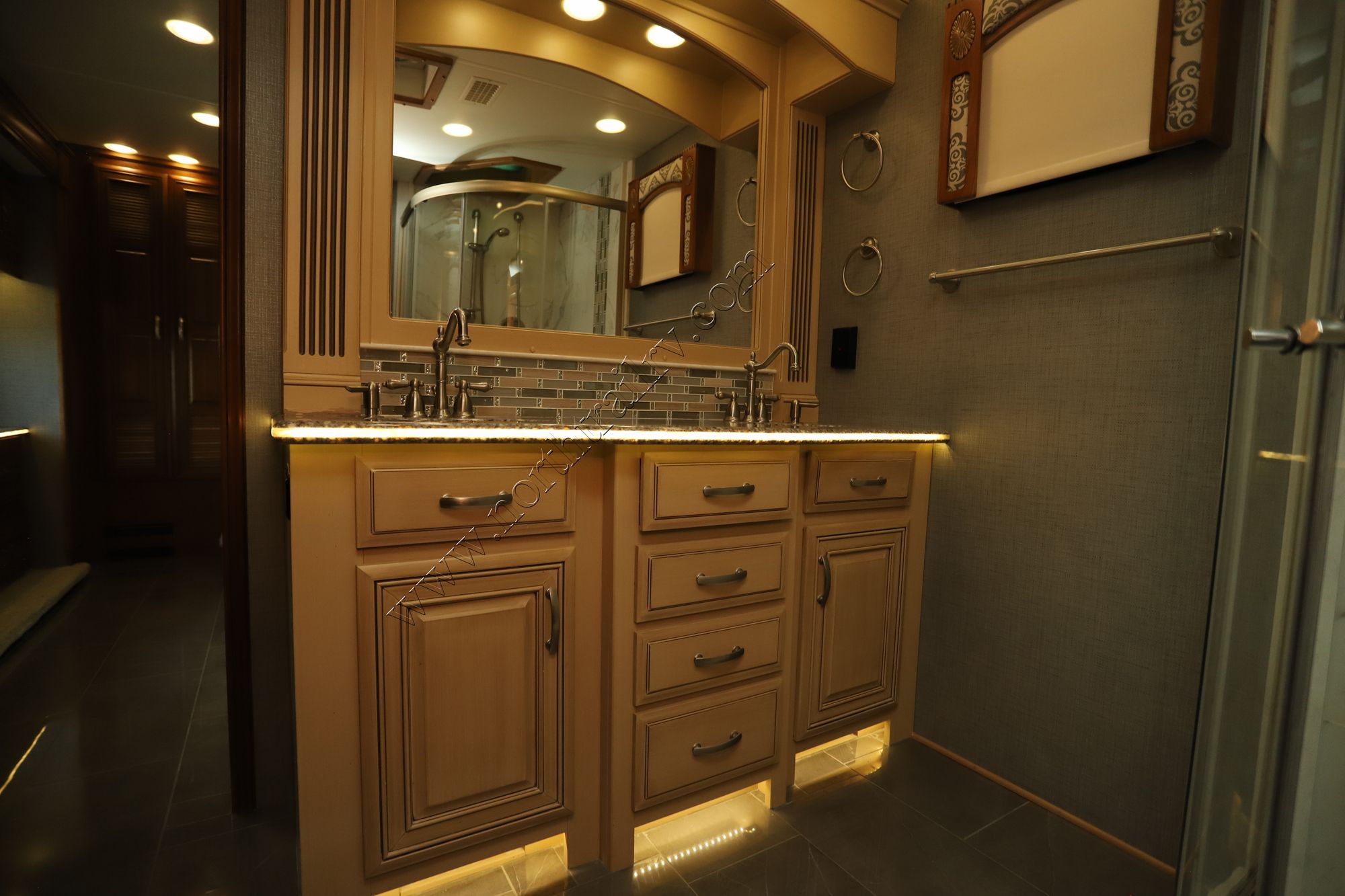 Used 2016 Entegra Anthem 44DLQ Class A  For Sale
