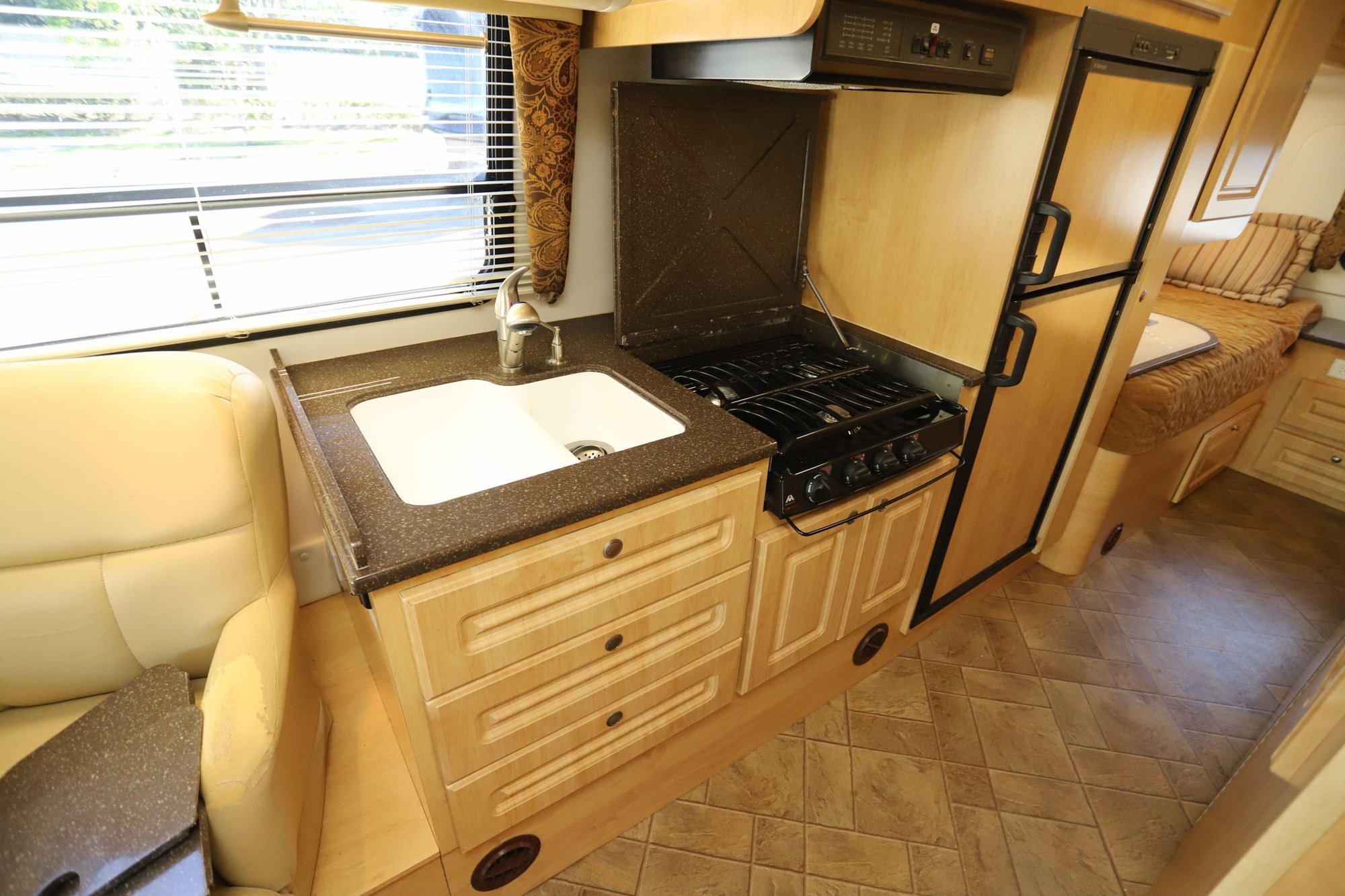 Used 2010 Coach House Platinum 271 XL Class C  For Sale