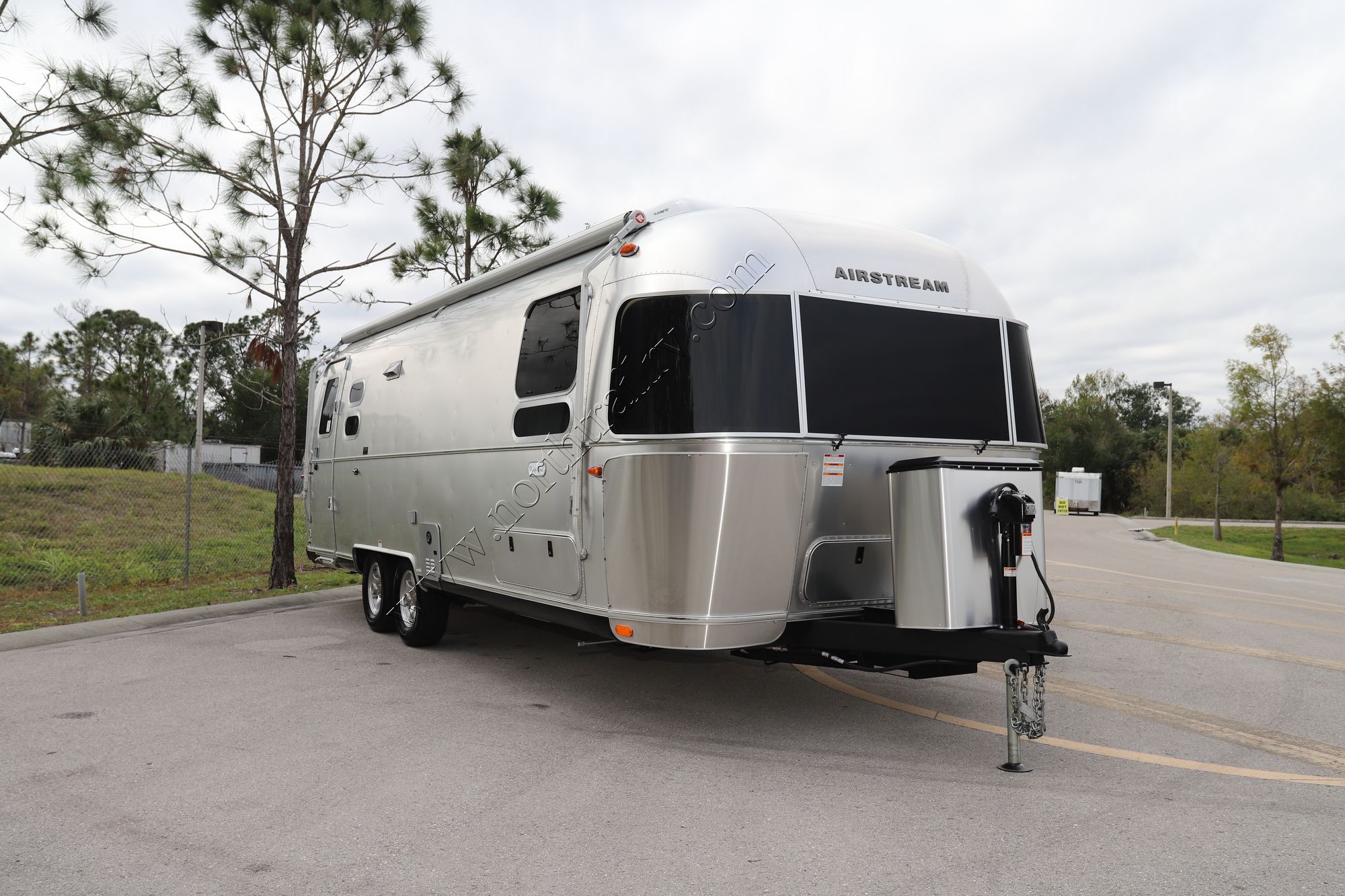New 2023 Airstream Flying Cloud 27FB Travel Trailer  For Sale