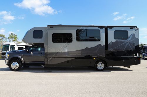 2023 Dynamax Isata 5 30FWD Super C