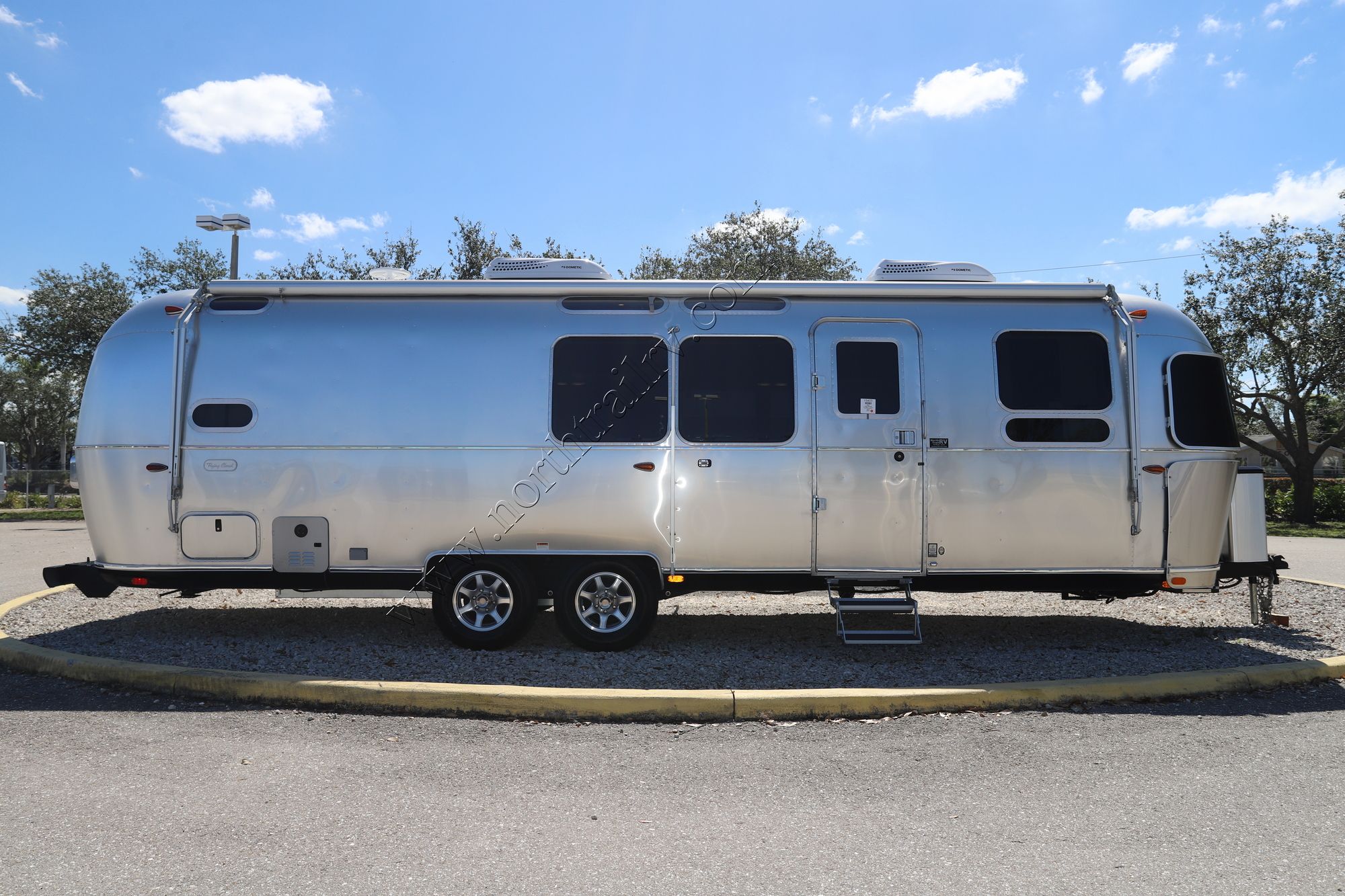 New 2023 Airstream Flying Cloud 30FB Travel Trailer  For Sale