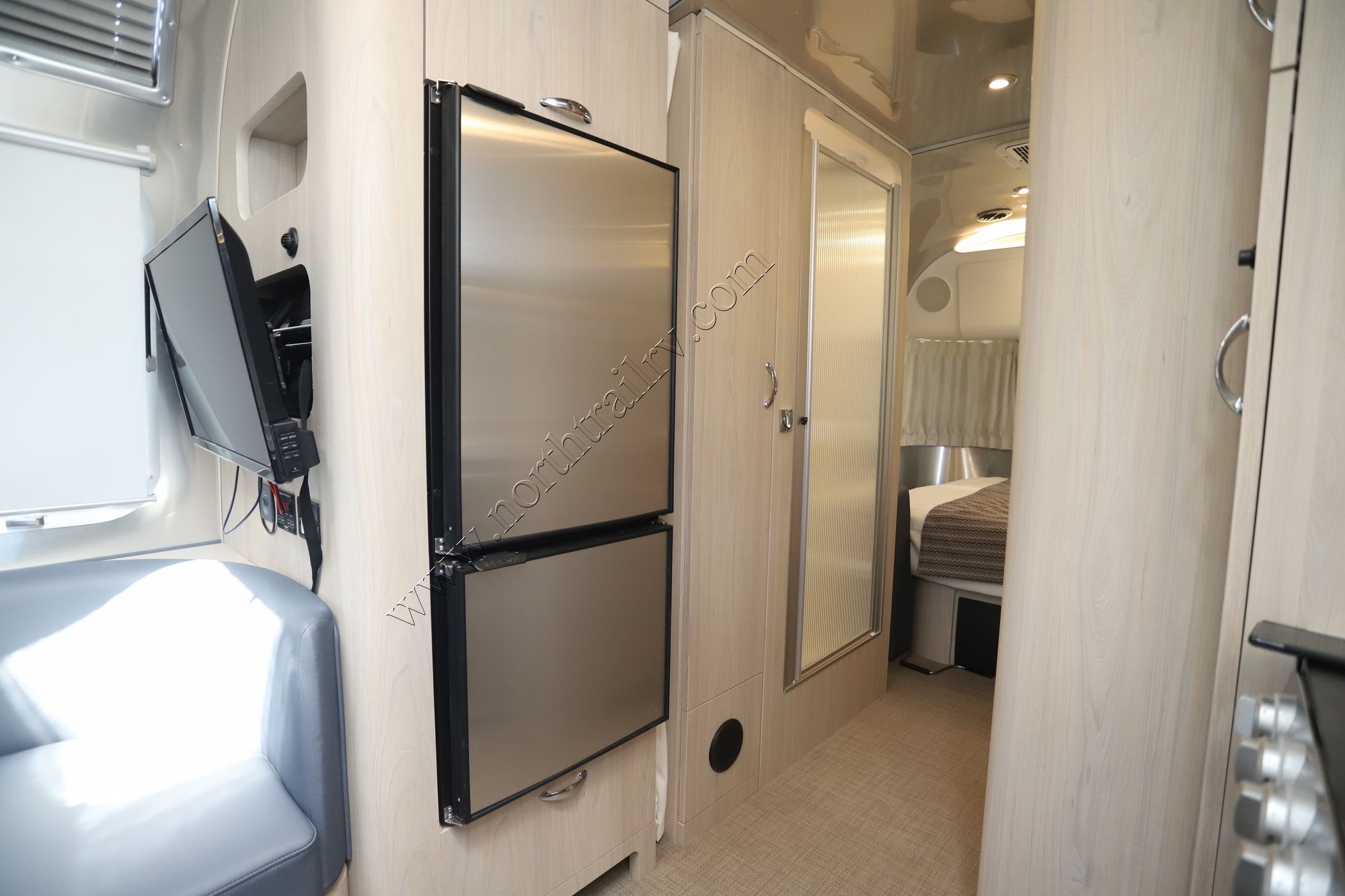New 2023 Airstream Globetrotter 25FB Travel Trailer  For Sale