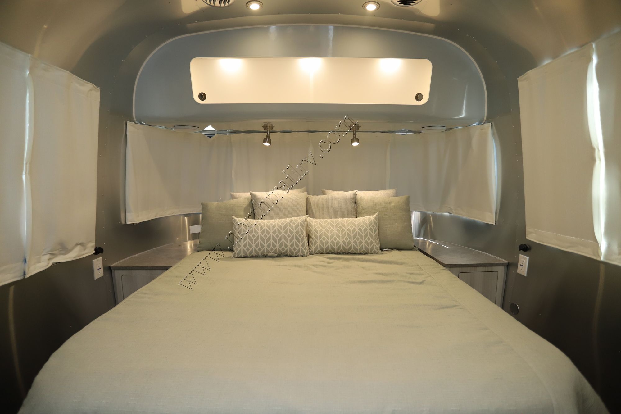 New 2023 Airstream International 27FB Travel Trailer  For Sale