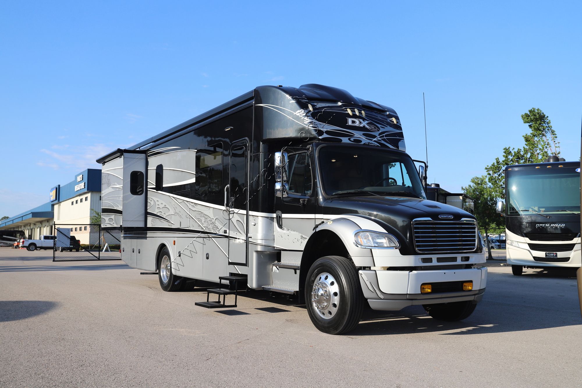 Used 2018 Dynamax Dx3 35DS Super C  For Sale