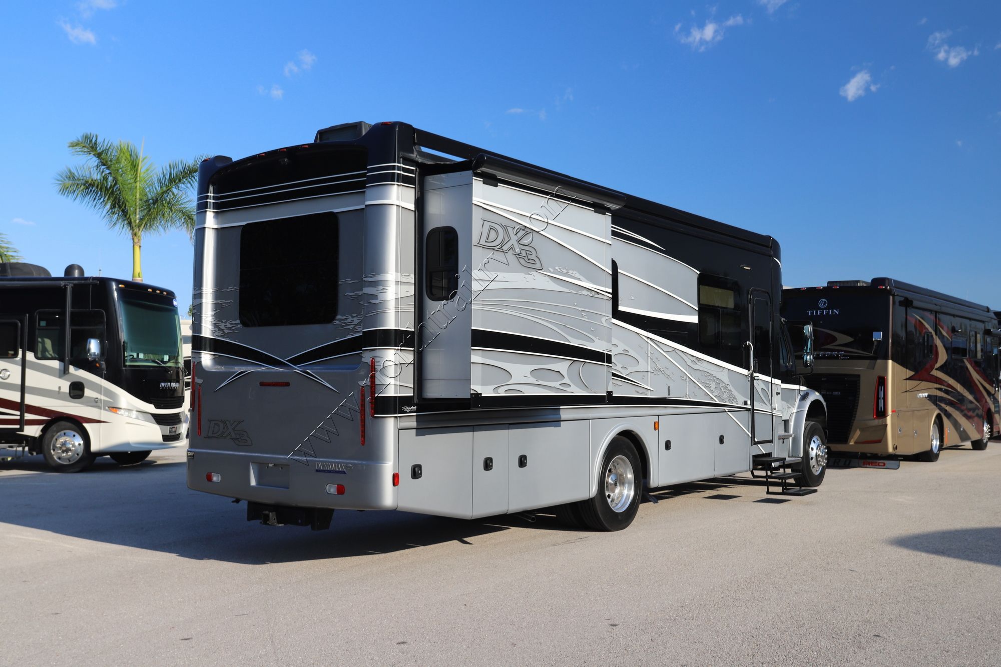 Used 2018 Dynamax Dx3 35DS Super C  For Sale