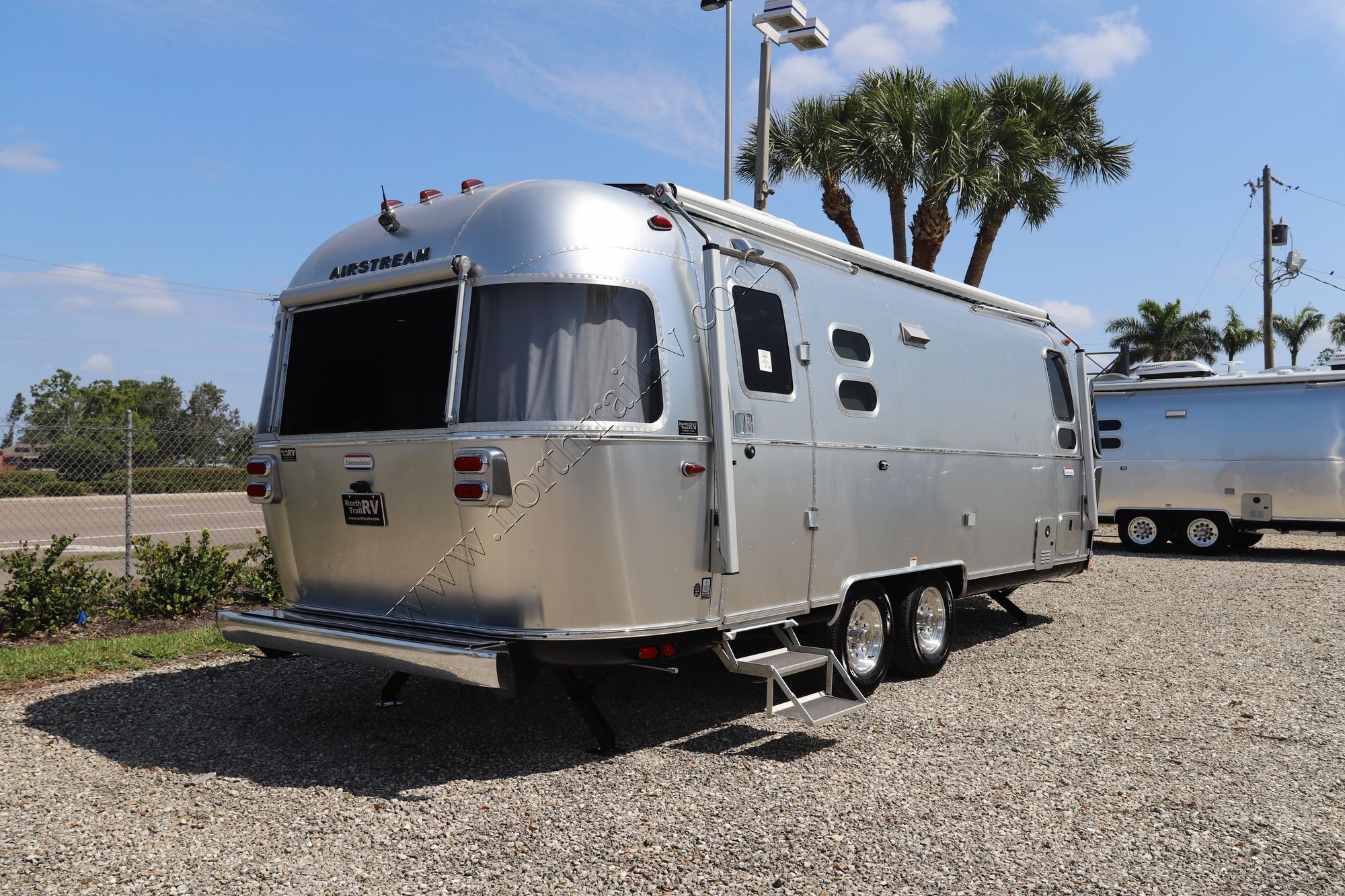 2023 Airstream International 25FB Travel Trailer New  For Sale