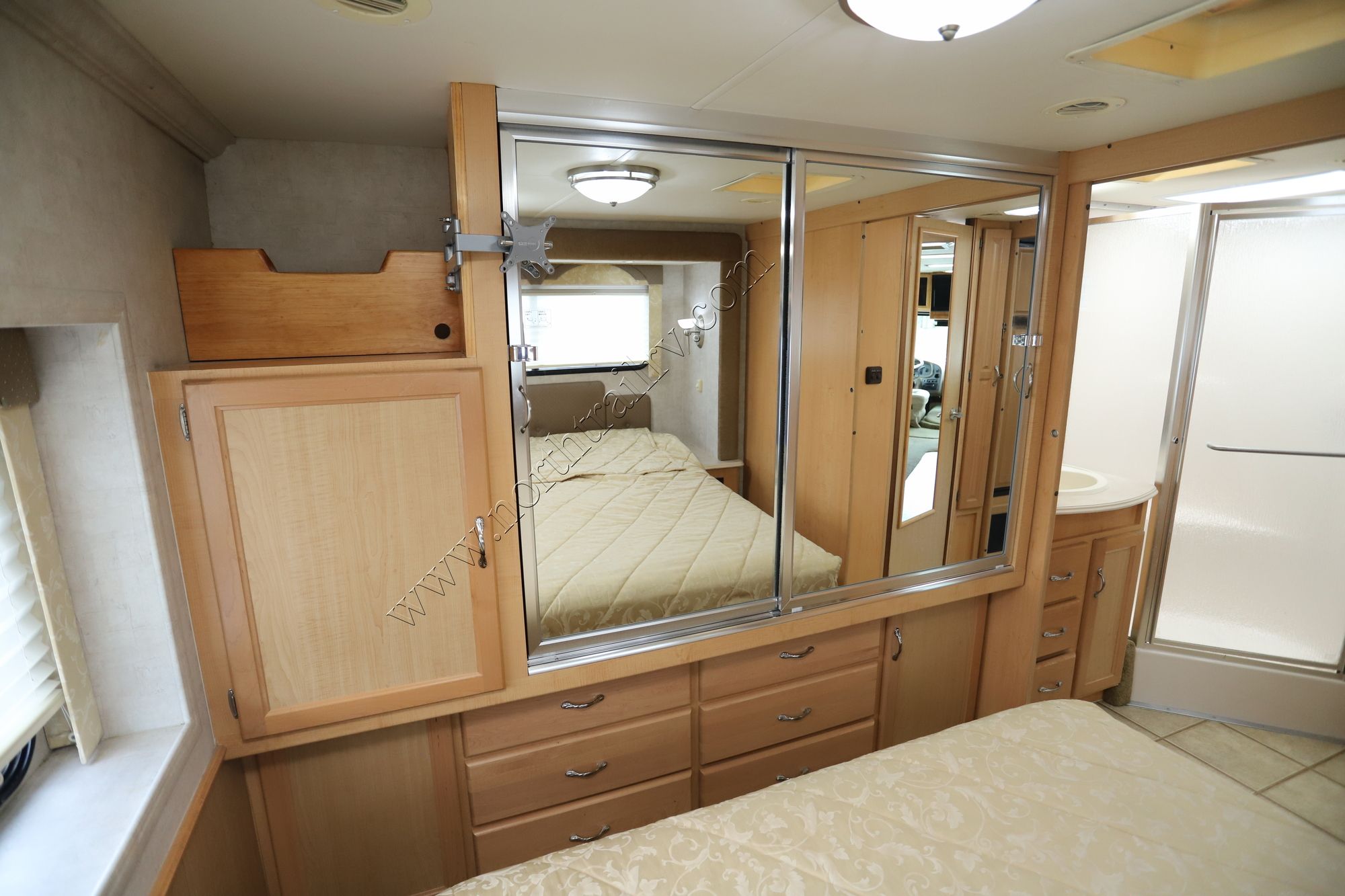Used 2005 National Dolphin 5320 5320 Class A  For Sale