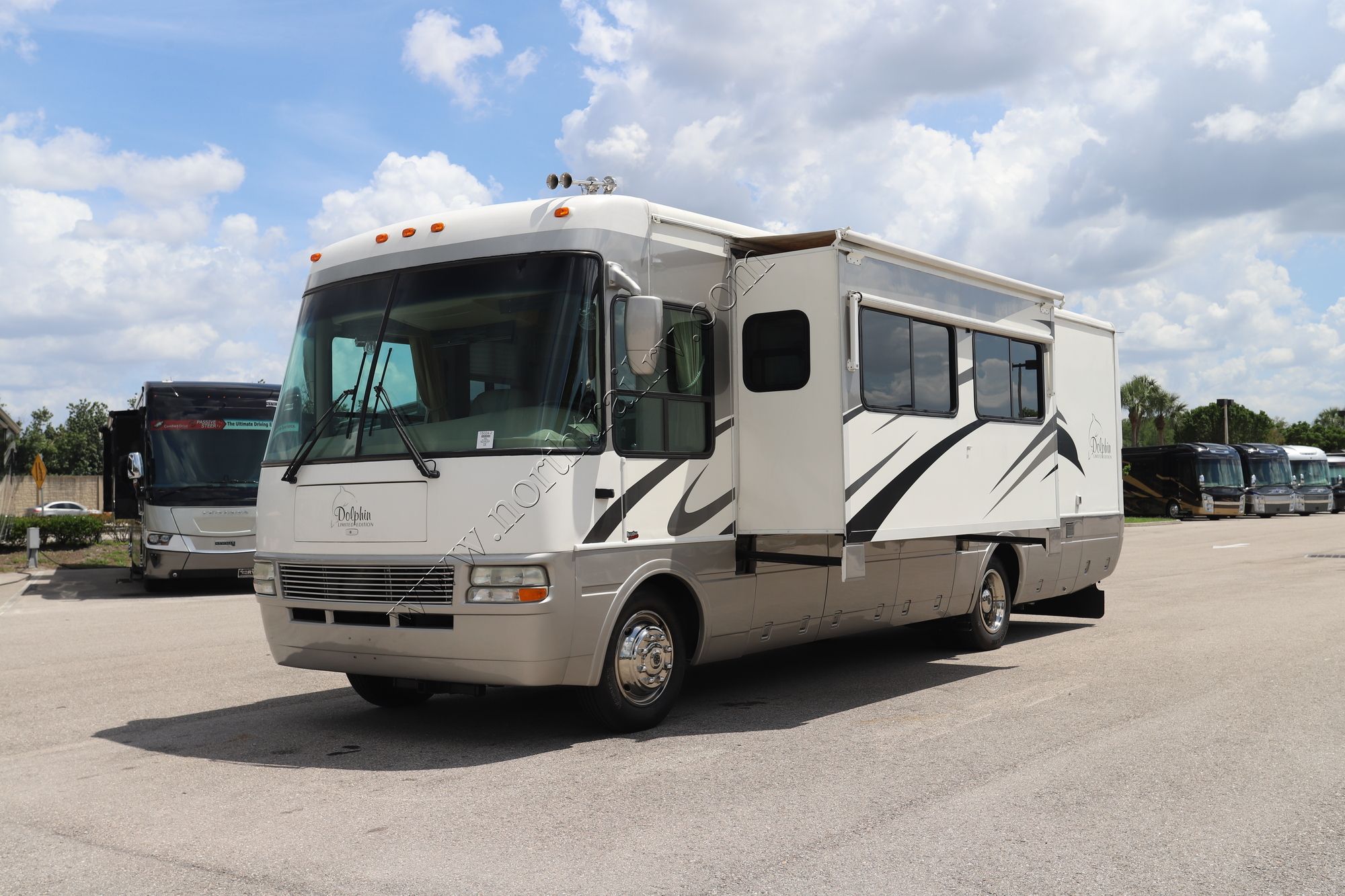 Used 2005 National Dolphin 5320 5320 Class A  For Sale