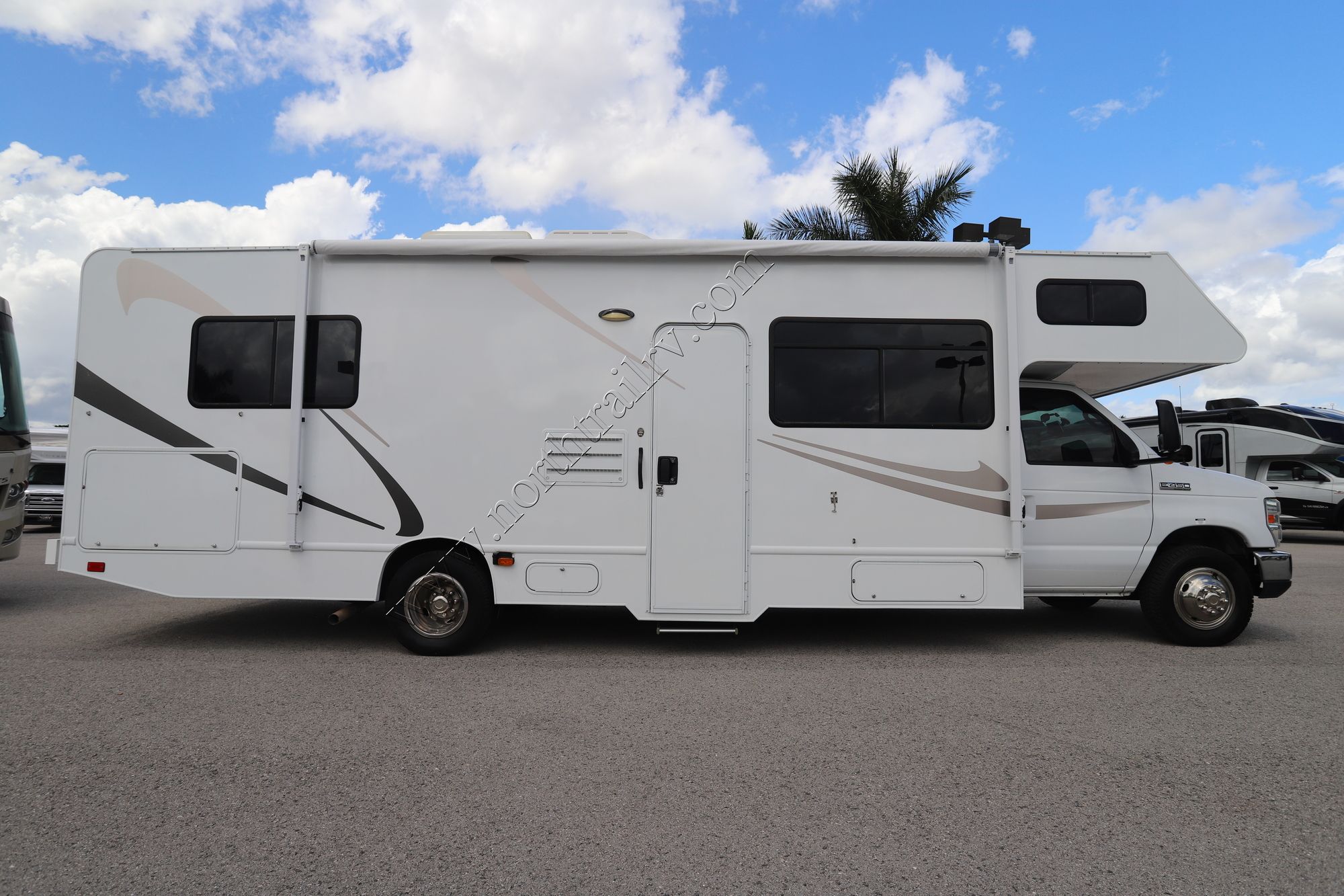 Used 2016 Thor Majestic 28A Class C  For Sale
