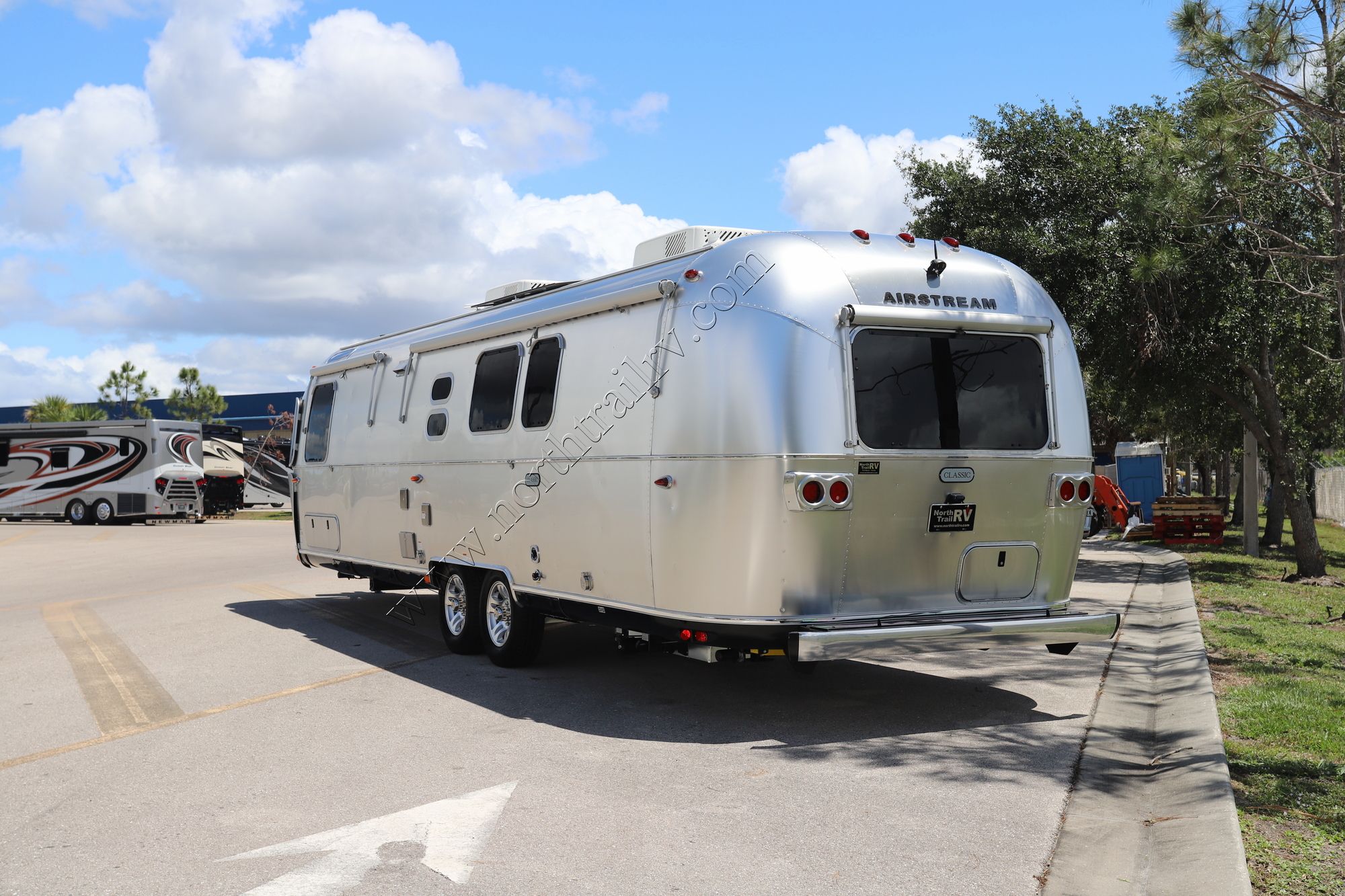 New 2023 Airstream Classic 33FB Travel Trailer  For Sale