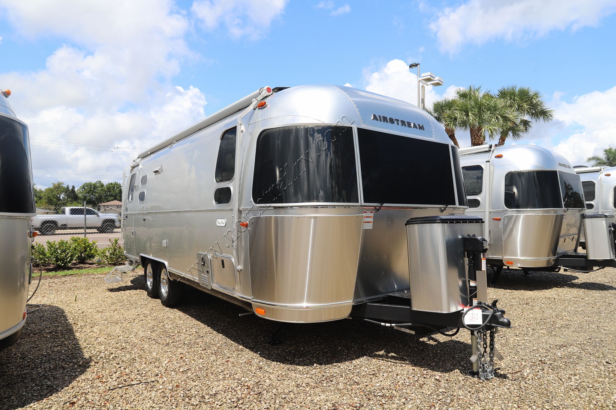 2023 Airstream Flying Cloud 25FB Travel Trailer New  For Sale