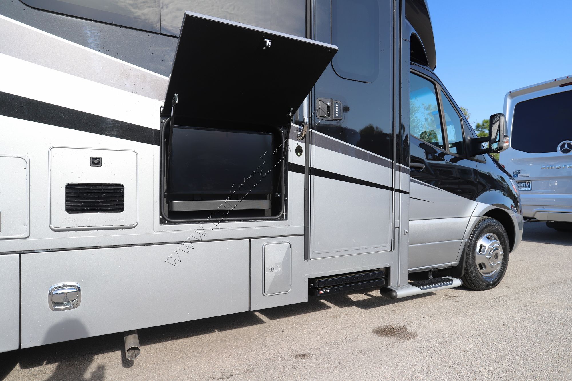 New 2023 Renegade Rv Vienna 25VRML Class C  For Sale