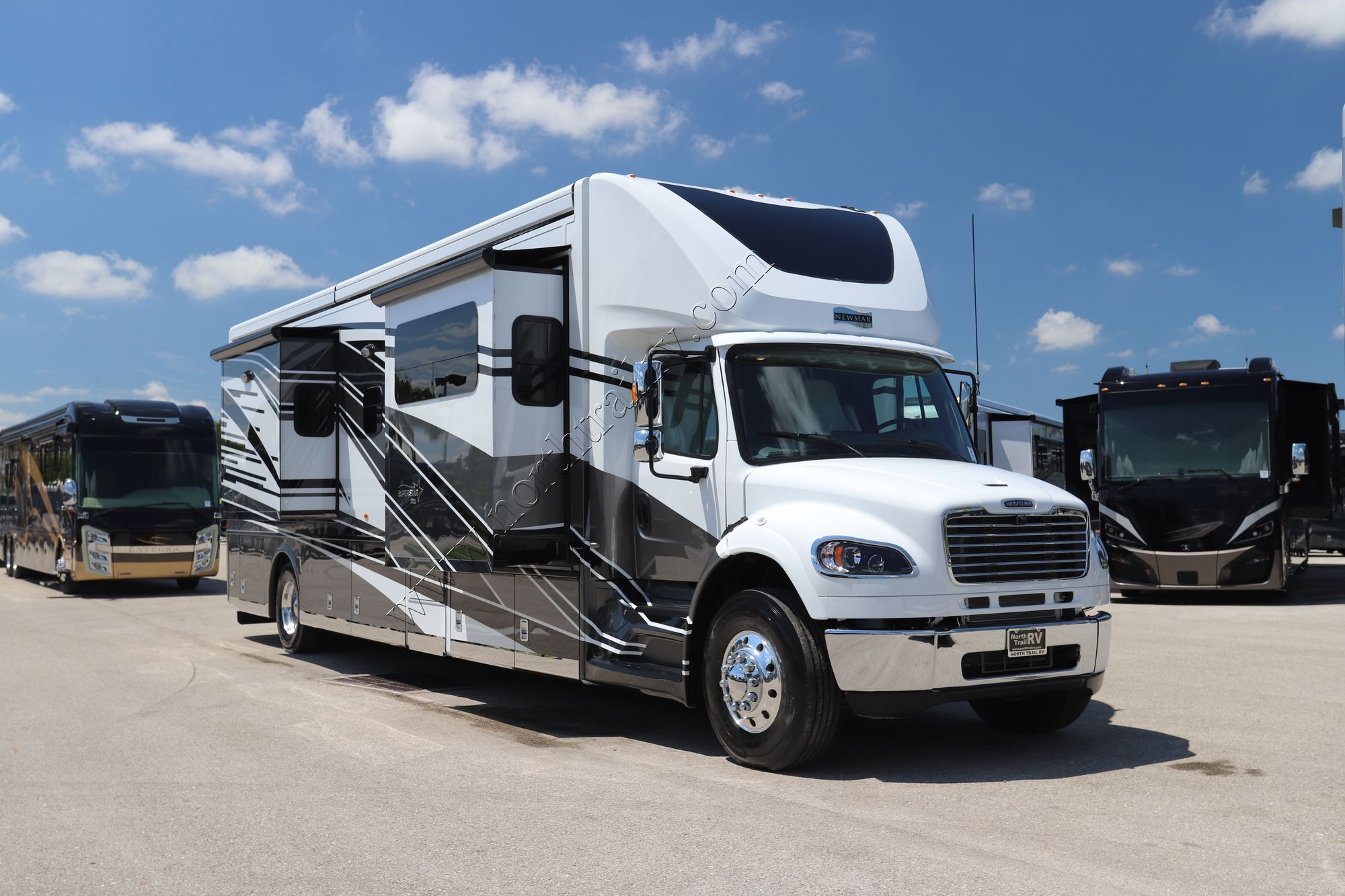 New 2023 Newmar Super Star 4059 Super C  For Sale