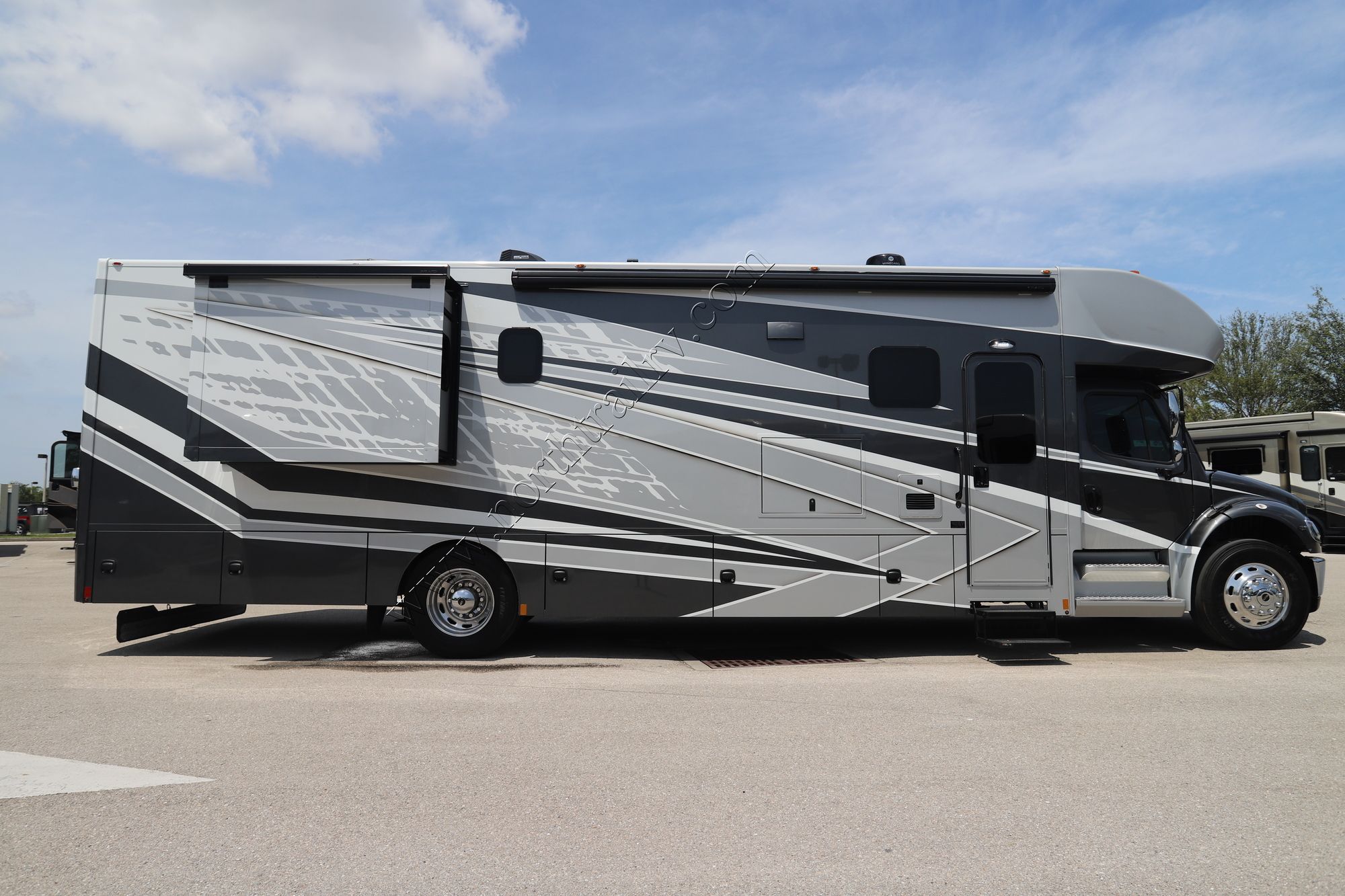 Used 2023 Renegade Rv Valencia 38RB Super C  For Sale