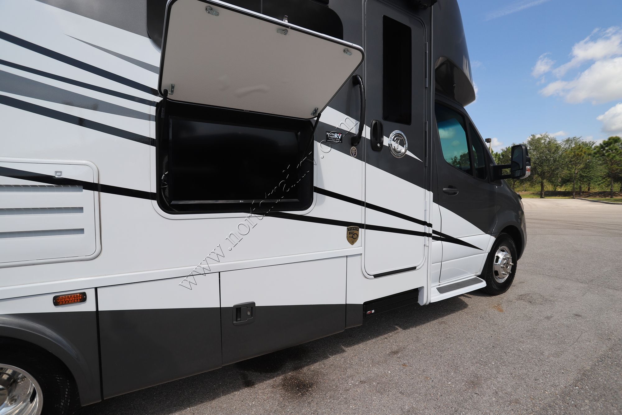 Used 2023 Tiffin Motor Homes Wayfarer 25RW Class C  For Sale