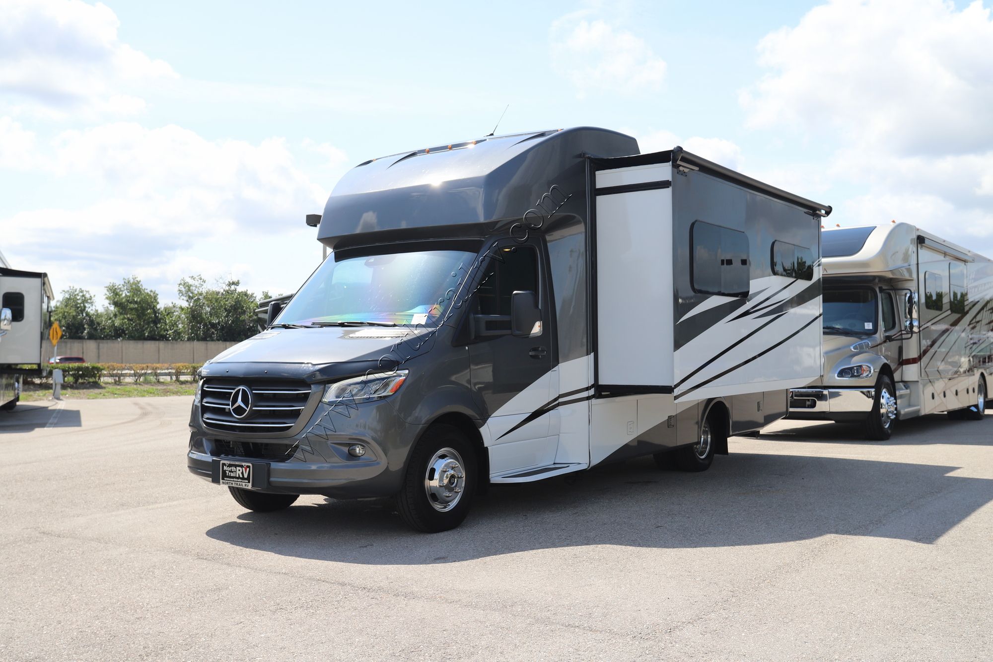 Used 2023 Tiffin Motor Homes Wayfarer 25RW Class C  For Sale