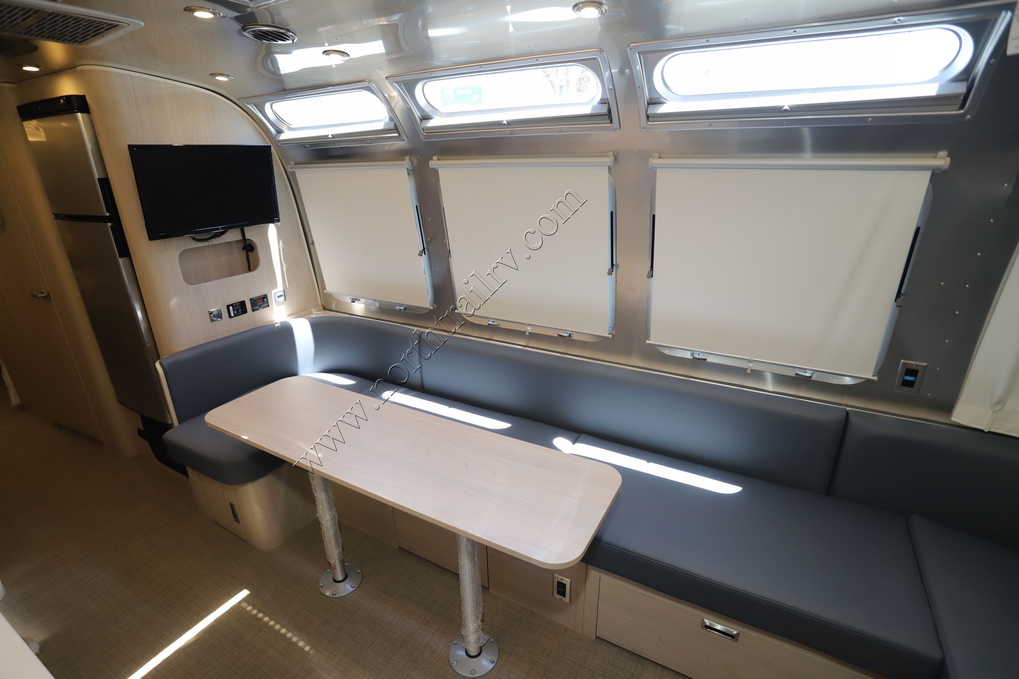 New 2023 Airstream Globetrotter 30RB Travel Trailer  For Sale