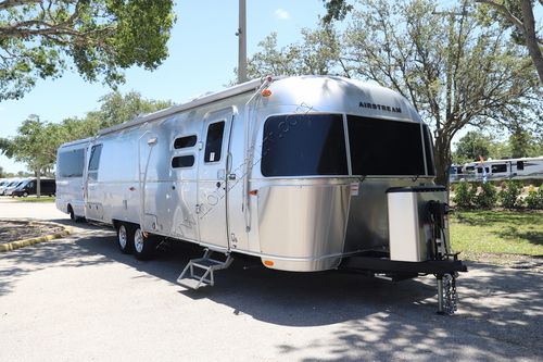 2023 Airstream Flying Cloud 30RB Travel Trailer