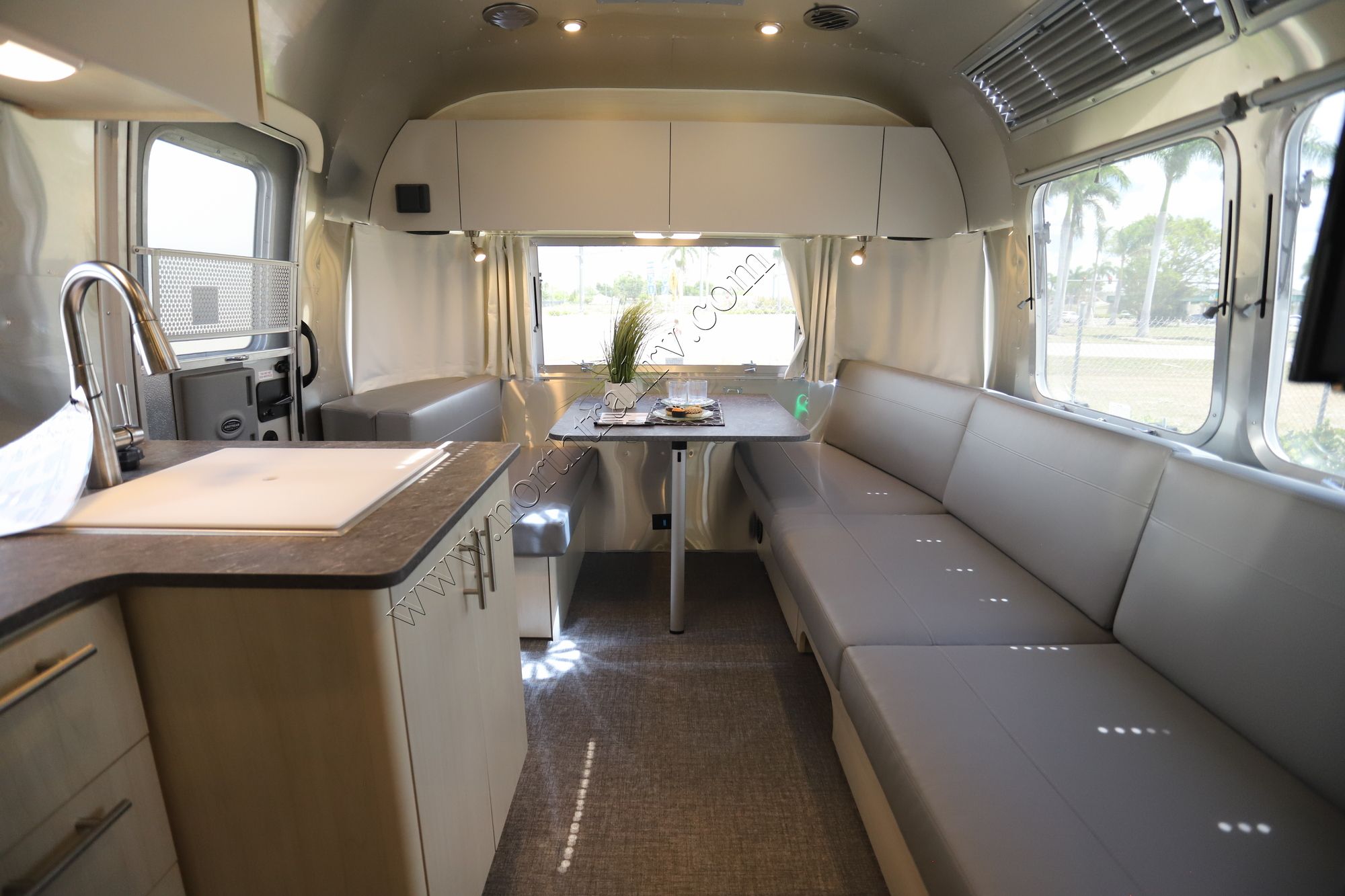 New 2023 Airstream Flying Cloud 25FB Travel Trailer  For Sale