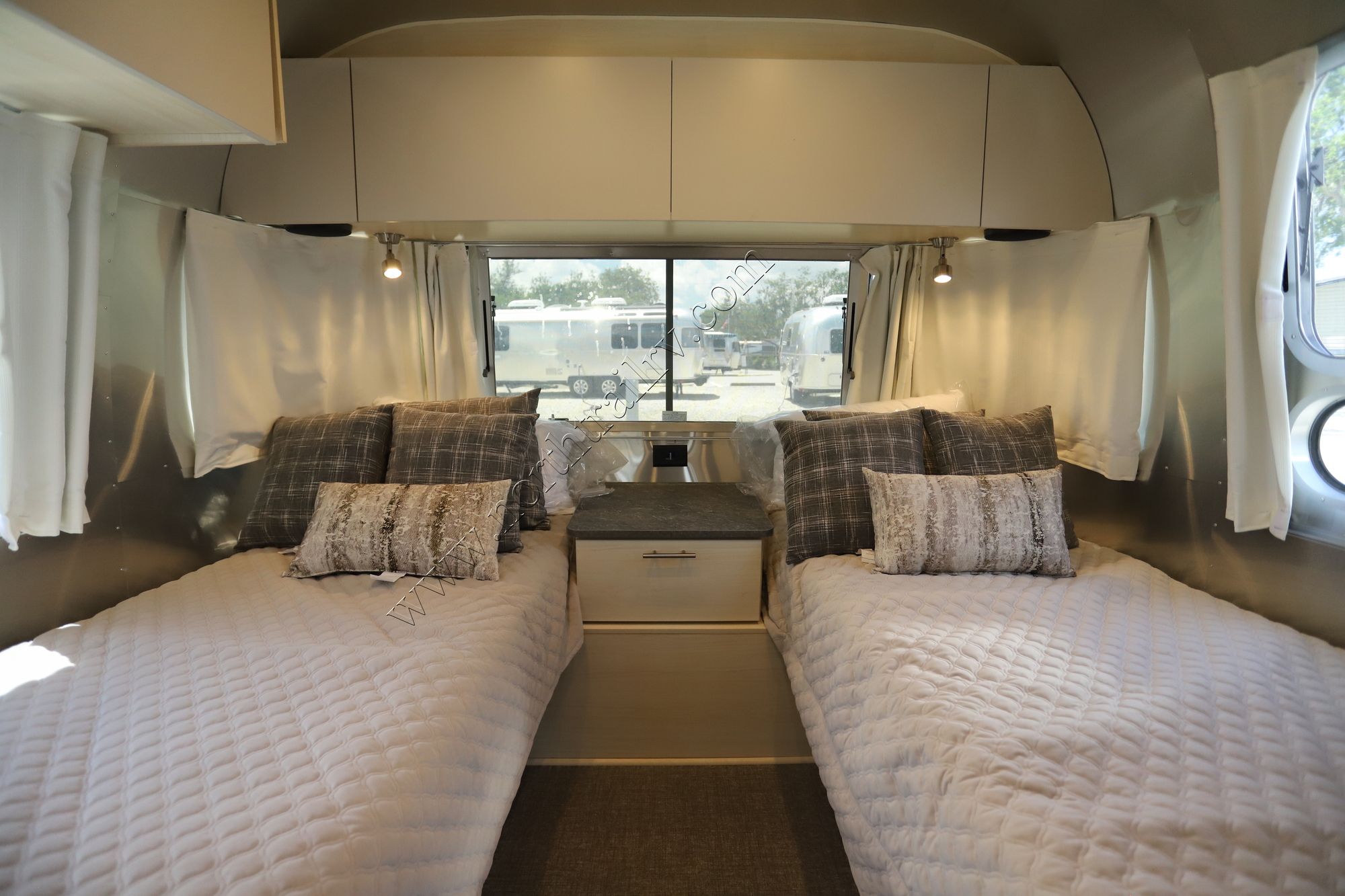 New 2023 Airstream Flying Cloud 25FB Travel Trailer  For Sale