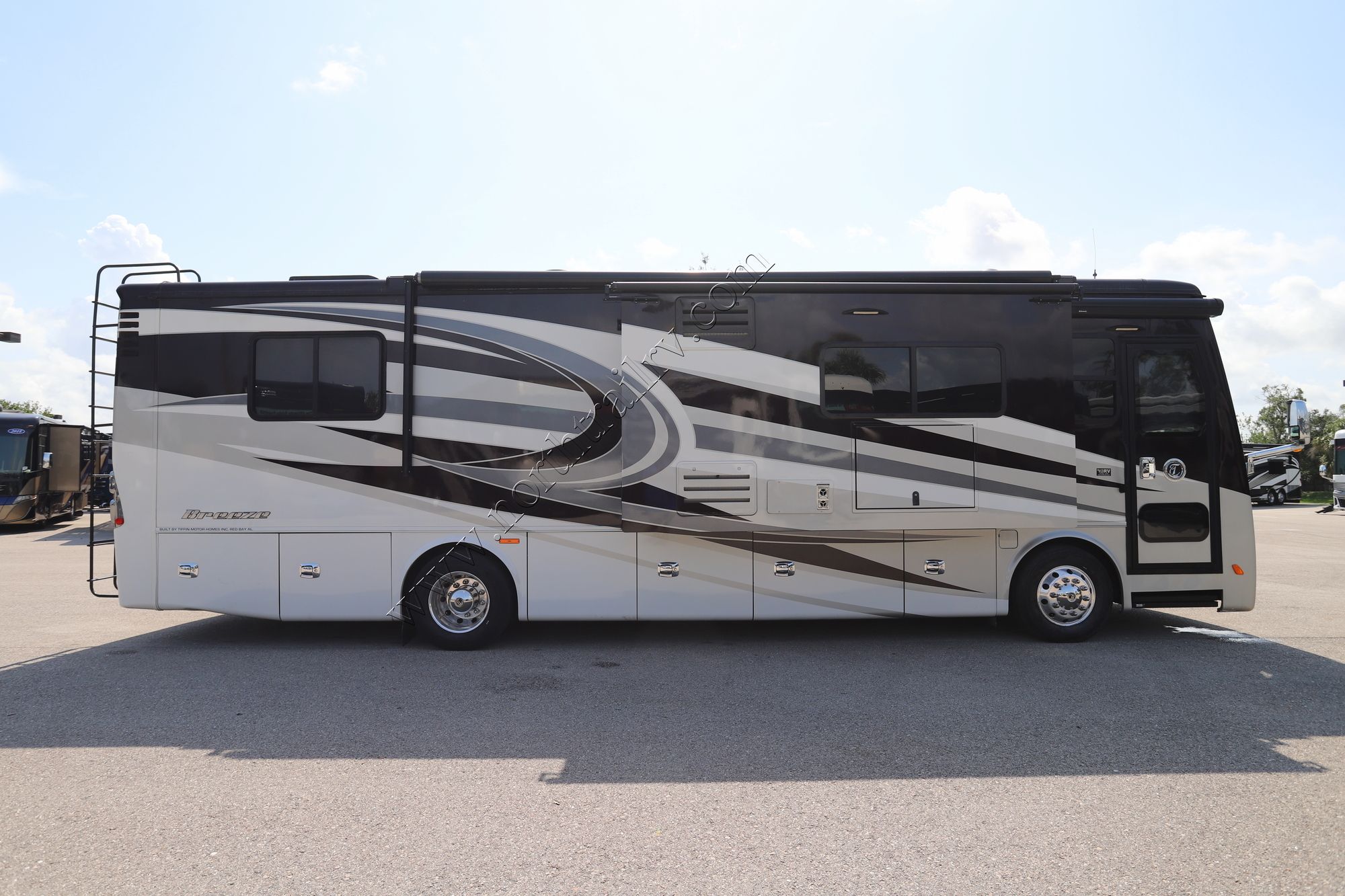 Used 2017 Tiffin Motor Homes Breeze 32BR Class A  For Sale