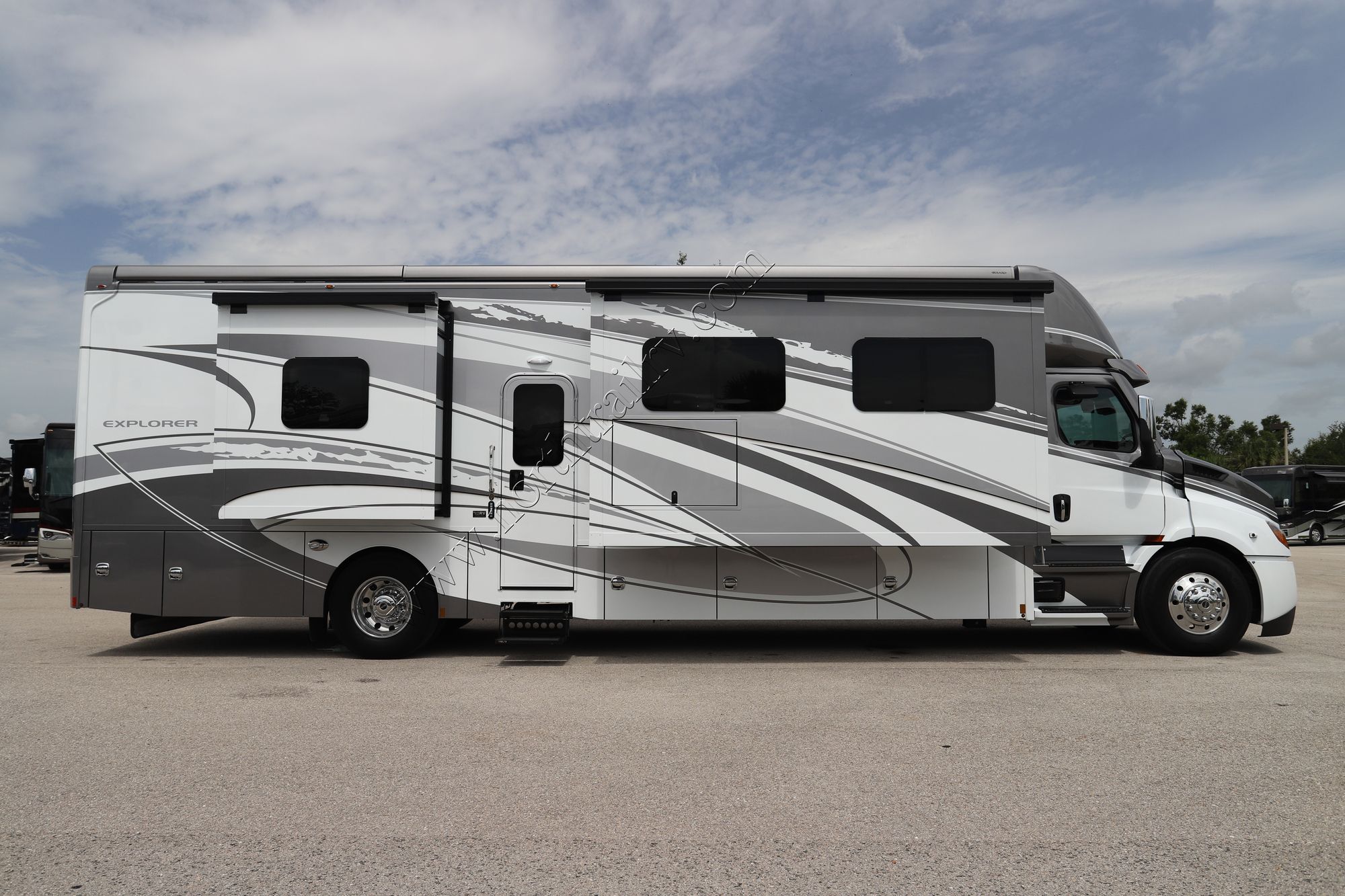 Used 2023 Renegade Rv Explorer 40ERB Super C  For Sale