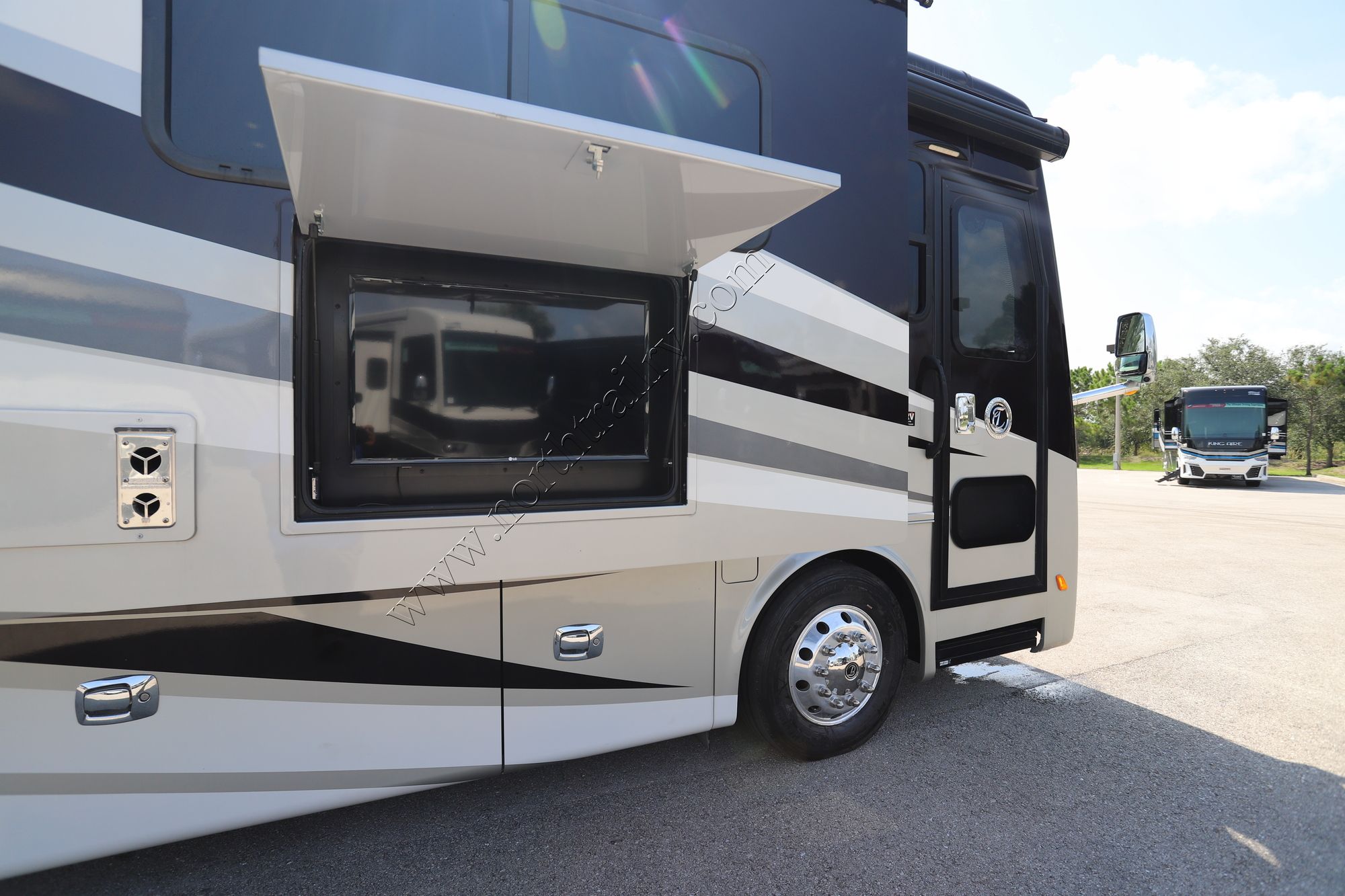 Used 2017 Tiffin Motor Homes Breeze 32BR Class A  For Sale