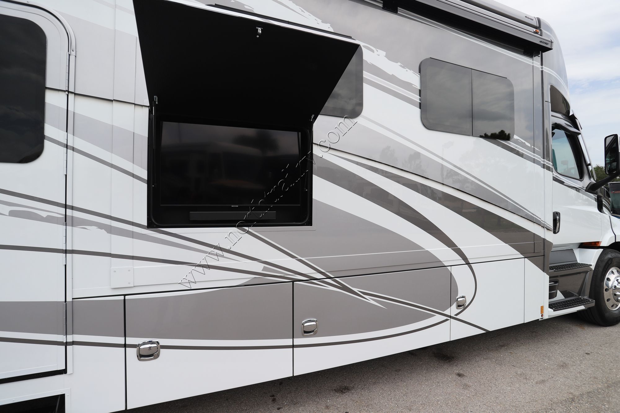 Used 2023 Renegade Rv Explorer 40ERB Super C  For Sale