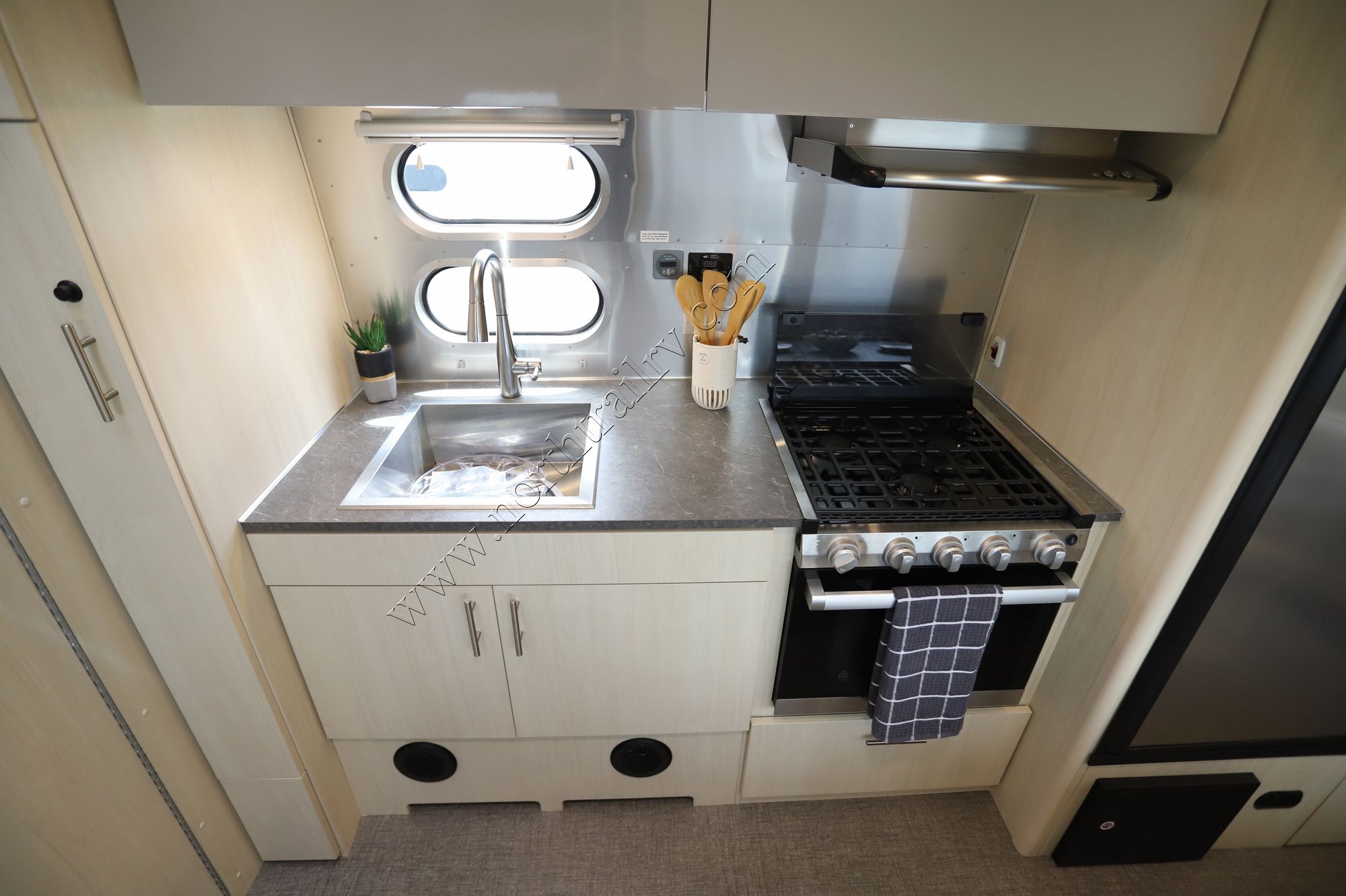 Used 2021 Airstream Flying Cloud 23FB Travel Trailer  For Sale